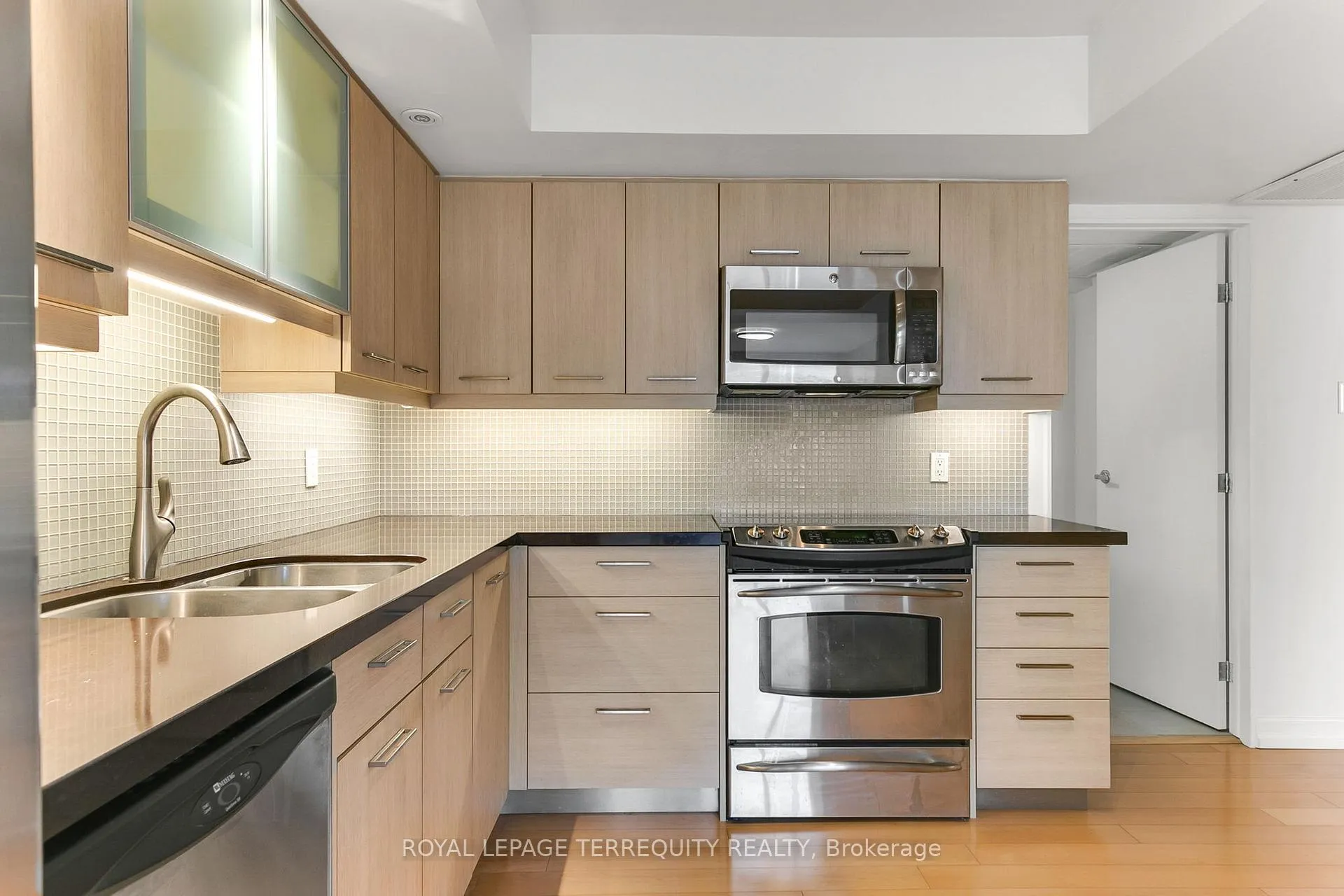 Photo 20 of Unit 3110, 65 Harbour Square, Toronto, Waterfront Communities — HOMEH