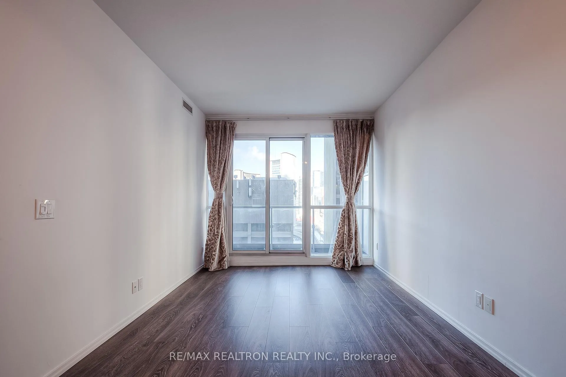 Photo 4 of Unit 1416, 70 Temperance Street, Toronto, Bay Street Corridor — HOMEH
