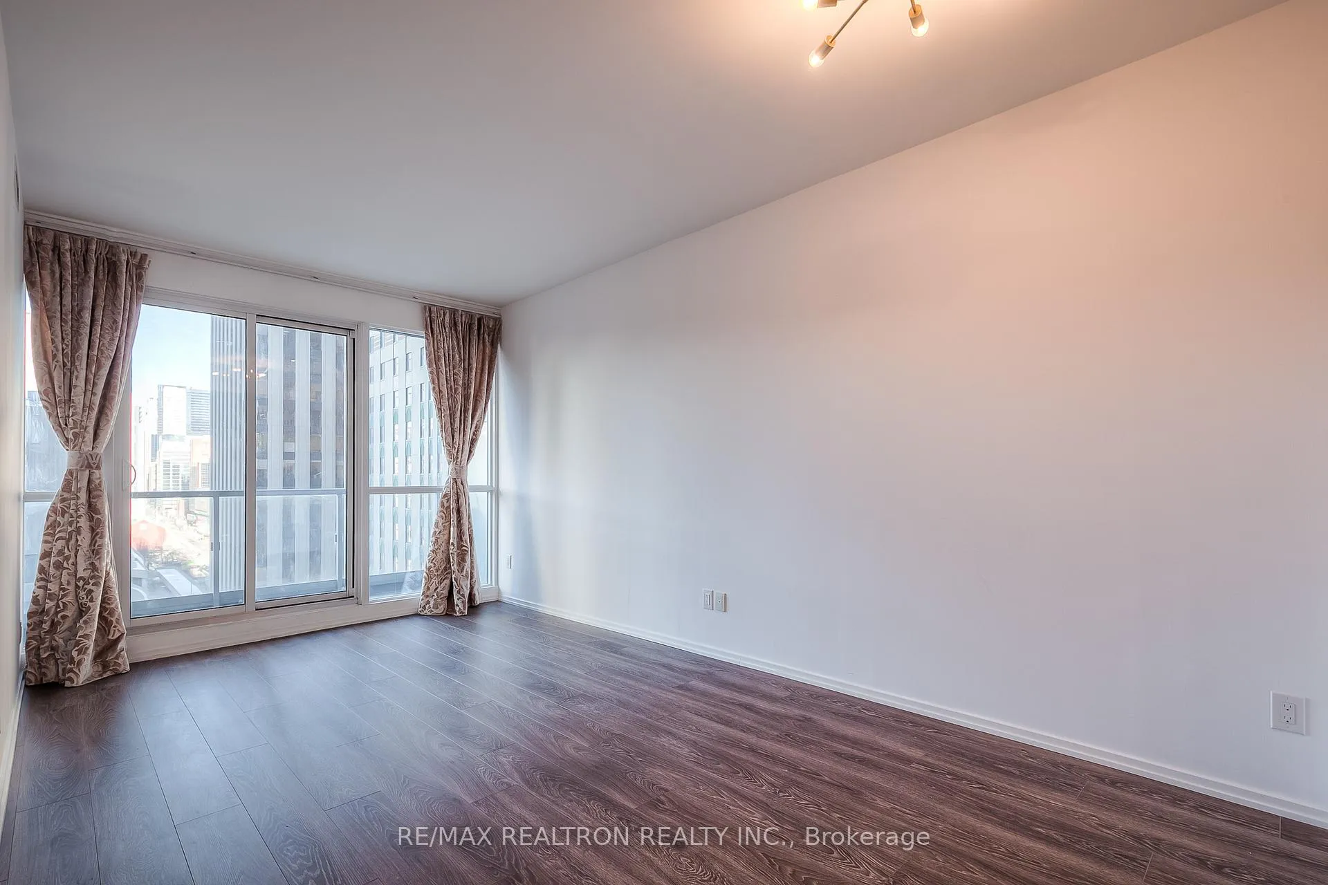 Photo 5 of Unit 1416, 70 Temperance Street, Toronto, Bay Street Corridor — HOMEH