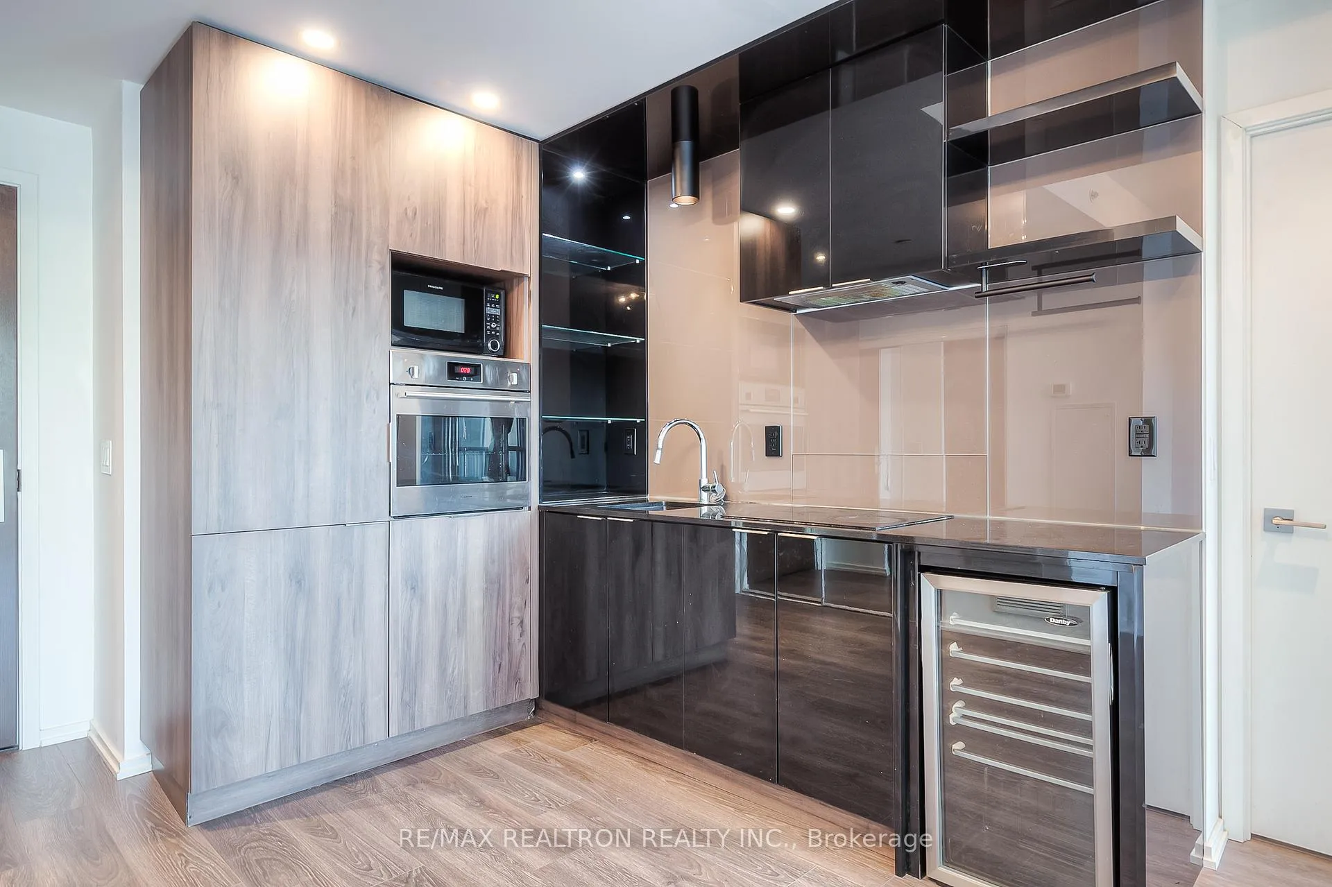 Photo 8 of Unit 1416, 70 Temperance Street, Toronto, Bay Street Corridor — HOMEH