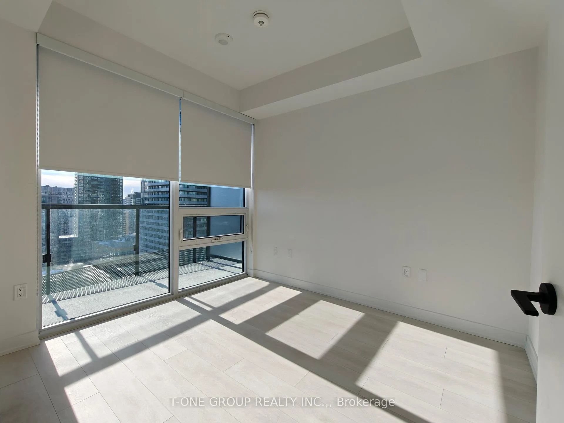 Photo 3 of Unit 2001, 127 Broadway Avenue, Toronto, Mount Pleasant West — HOMEH
