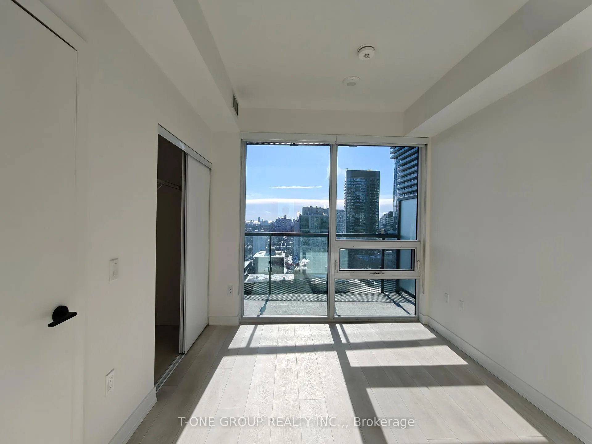 Photo 5 of Unit 2001, 127 Broadway Avenue, Toronto, Mount Pleasant West — HOMEH