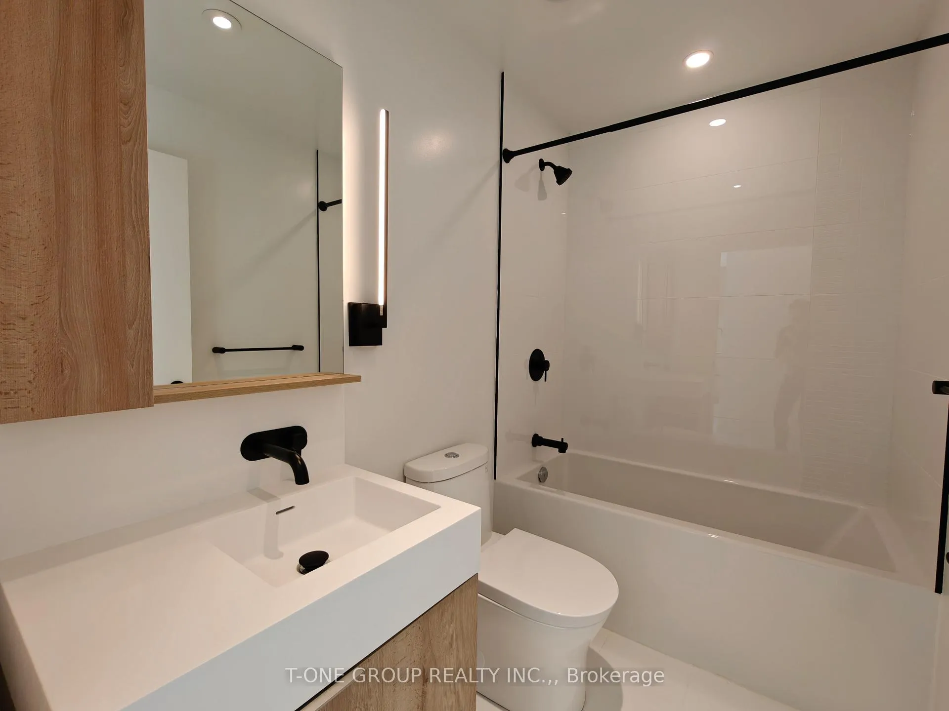 Photo 7 of Unit 2001, 127 Broadway Avenue, Toronto, Mount Pleasant West — HOMEH