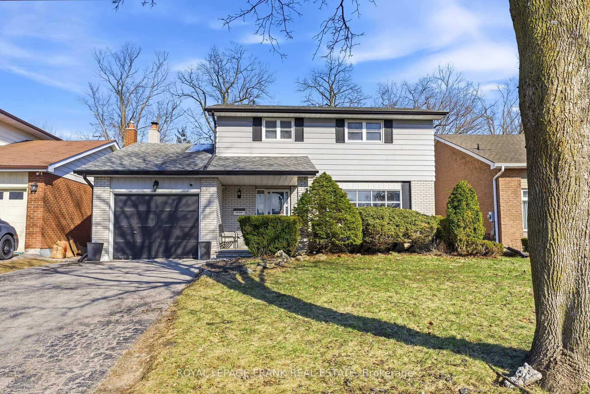 Photo 2 of 565 Charrington Avenue, Oshawa, Centennial — HOMEH