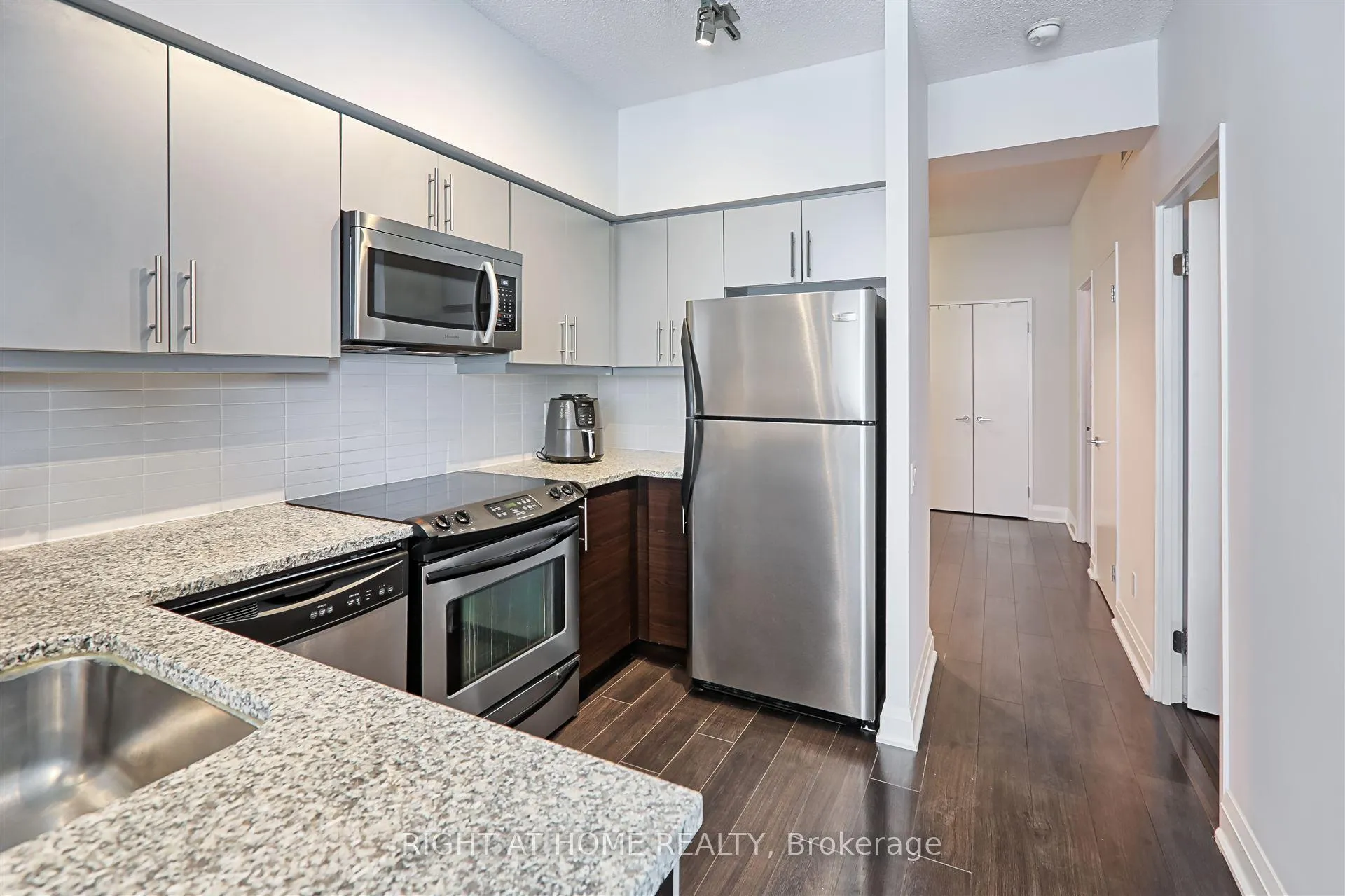 Photo 5 of Unit 908, 83 Redpath Avenue, Toronto, Mount Pleasant West — HOMEH