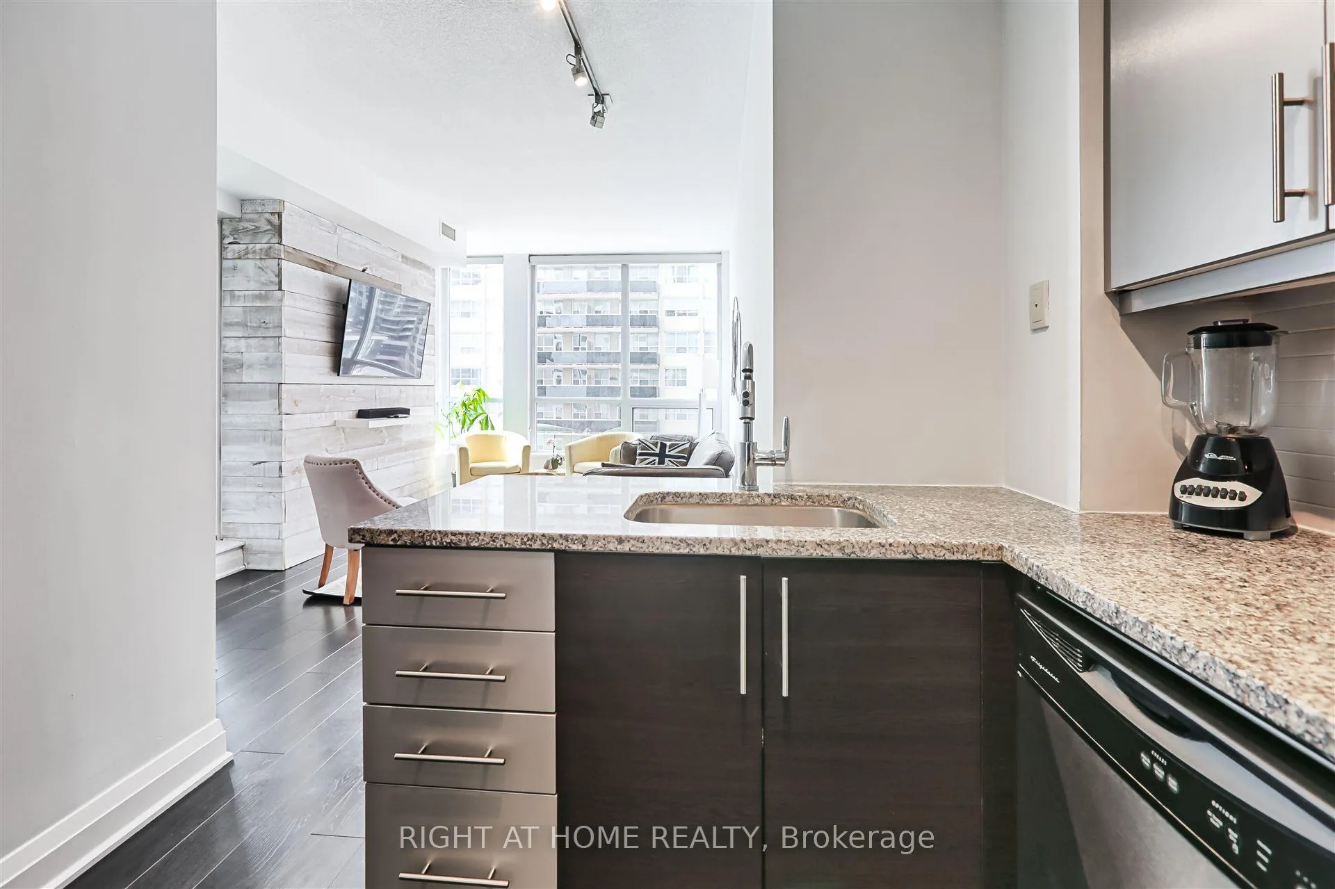Photo 9 of Unit 908, 83 Redpath Avenue, Toronto, Mount Pleasant West — HOMEH