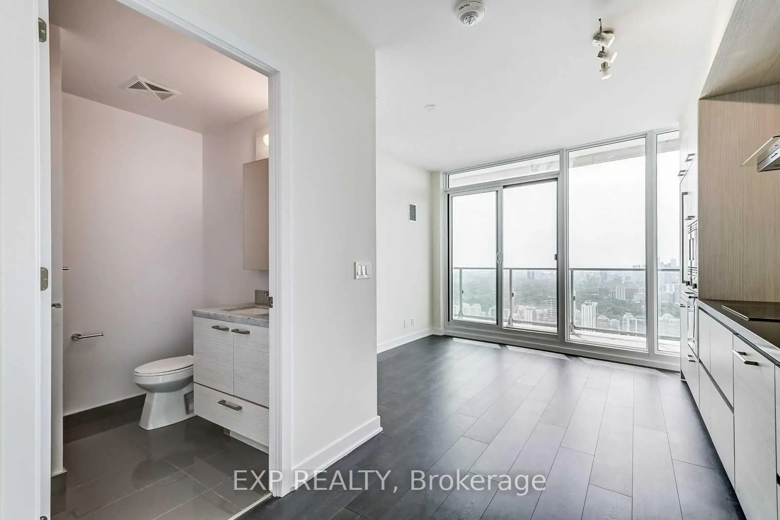 Photo 4 of Unit 1306, 2221 yonge Street, Toronto, Mount Pleasant West — HOMEH