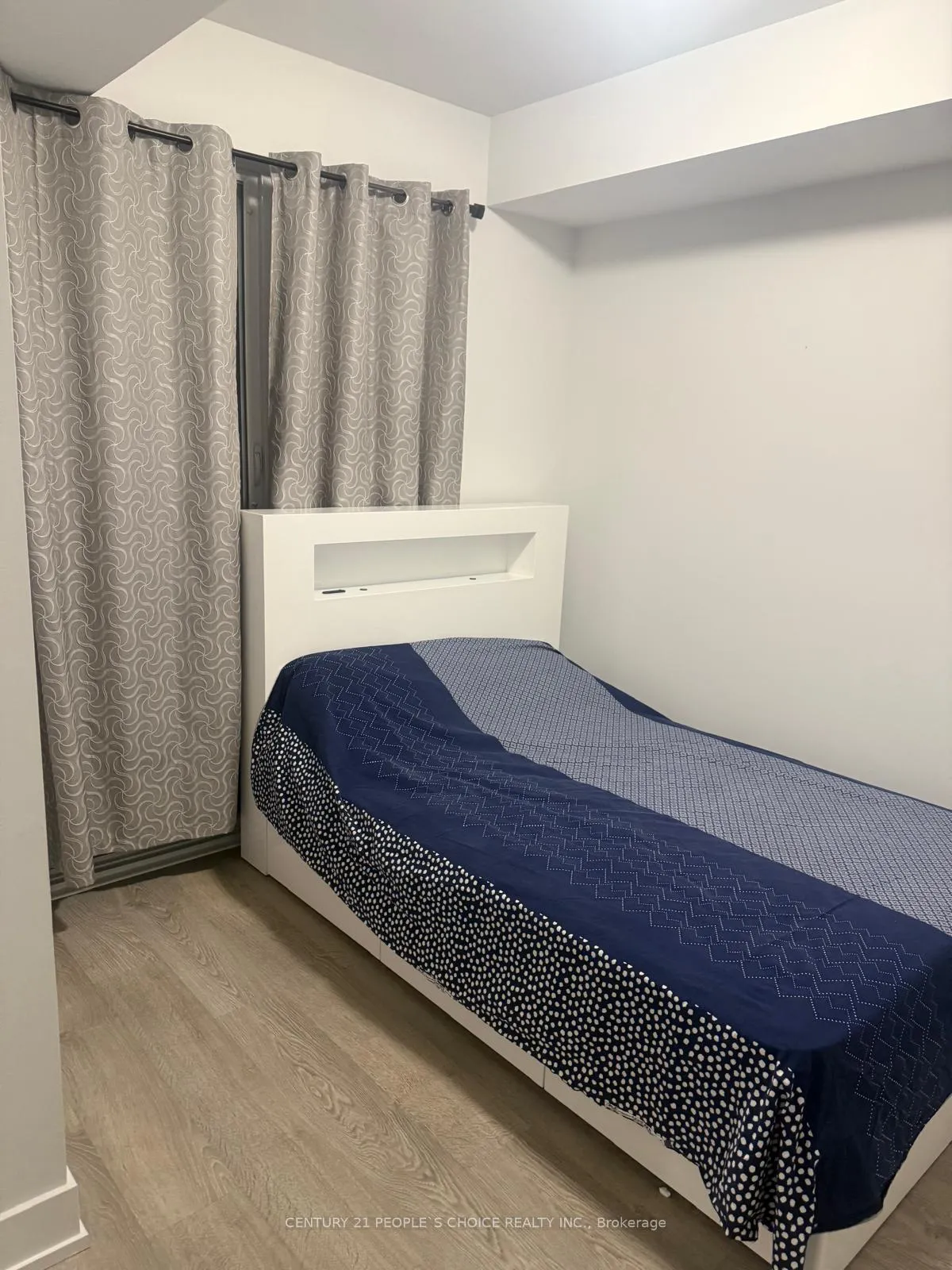 Front of Unit 816, 2550 Simcoe Street N