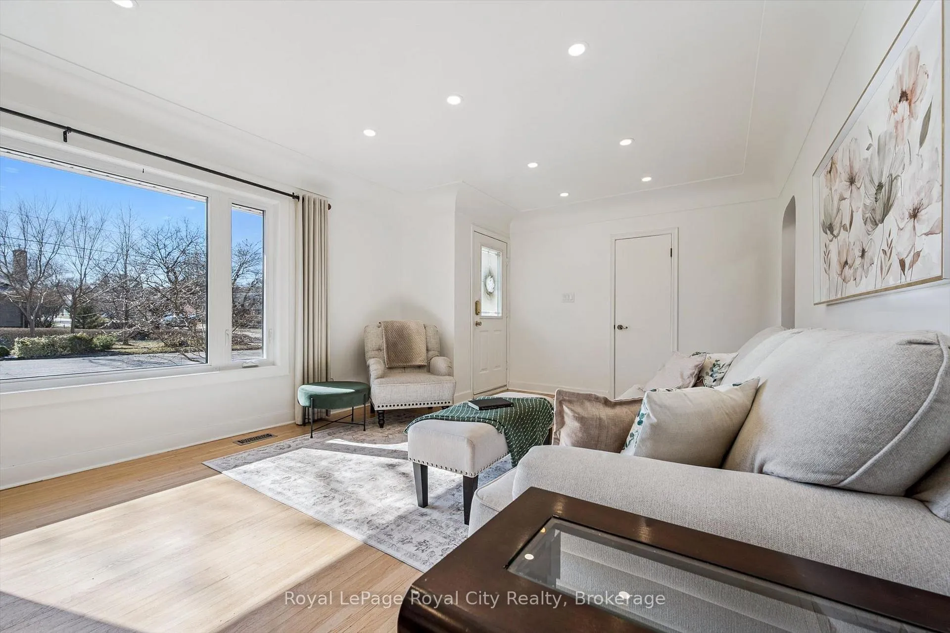 Photo 5 of 2 Cadillac Drive, Guelph, St. George's — HOMEH