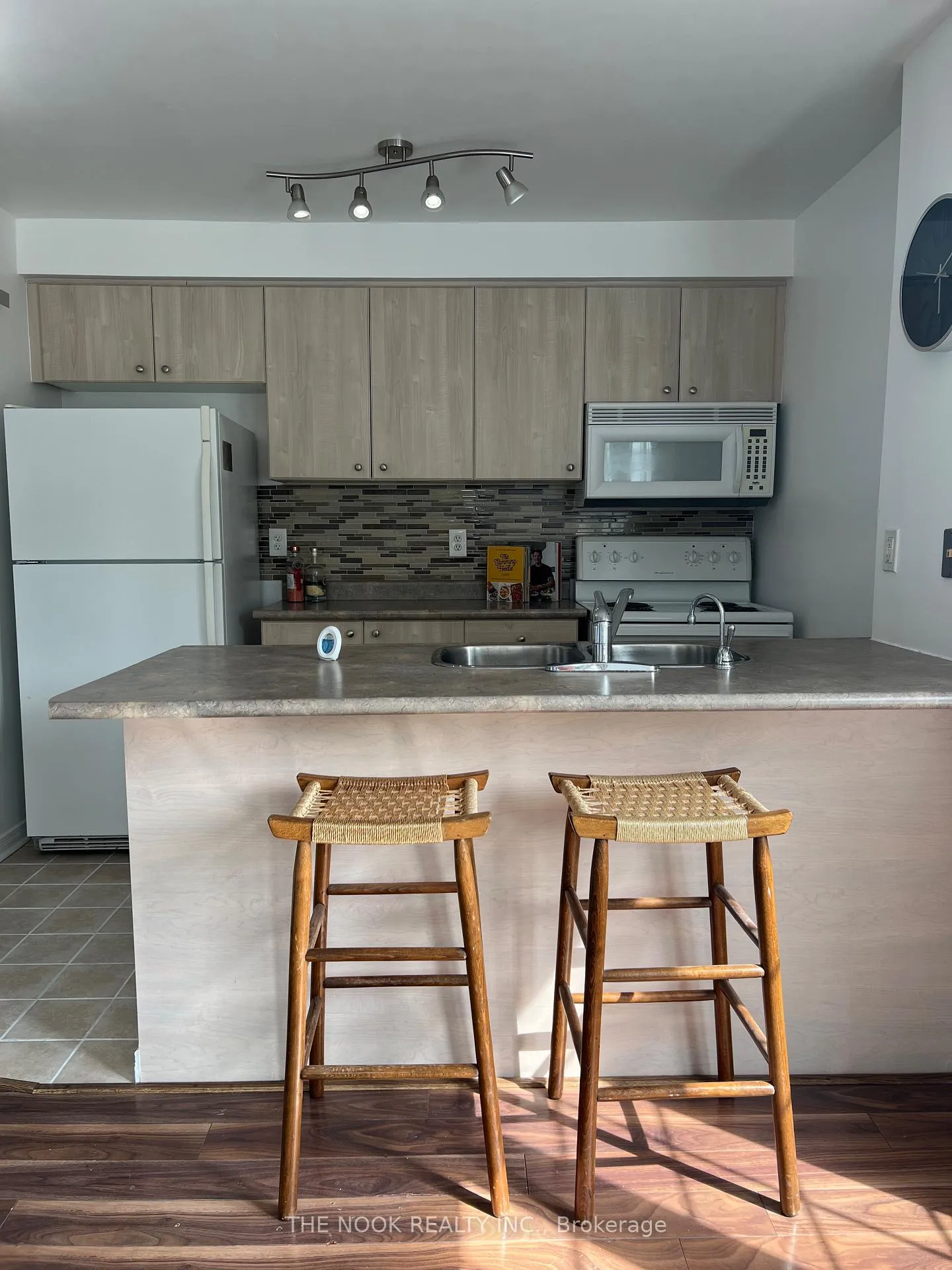 Photo 2 of 98 Aspen Springs Drive, Clarington, Bowmanville — HOMEH