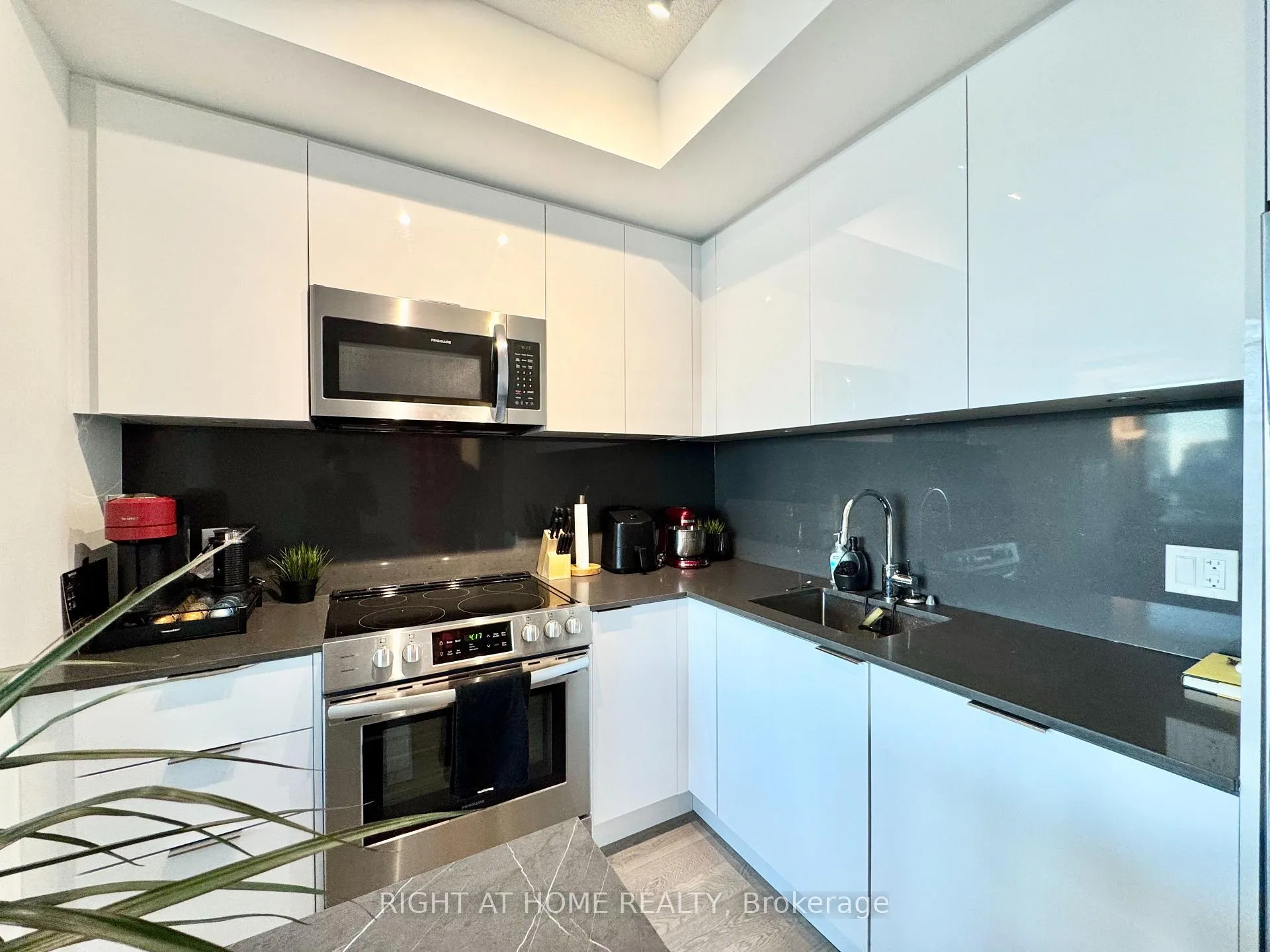 Photo 8 of Unit 2609, 25 Richmond Street E, Toronto, Church-Yonge Corridor — HOMEH