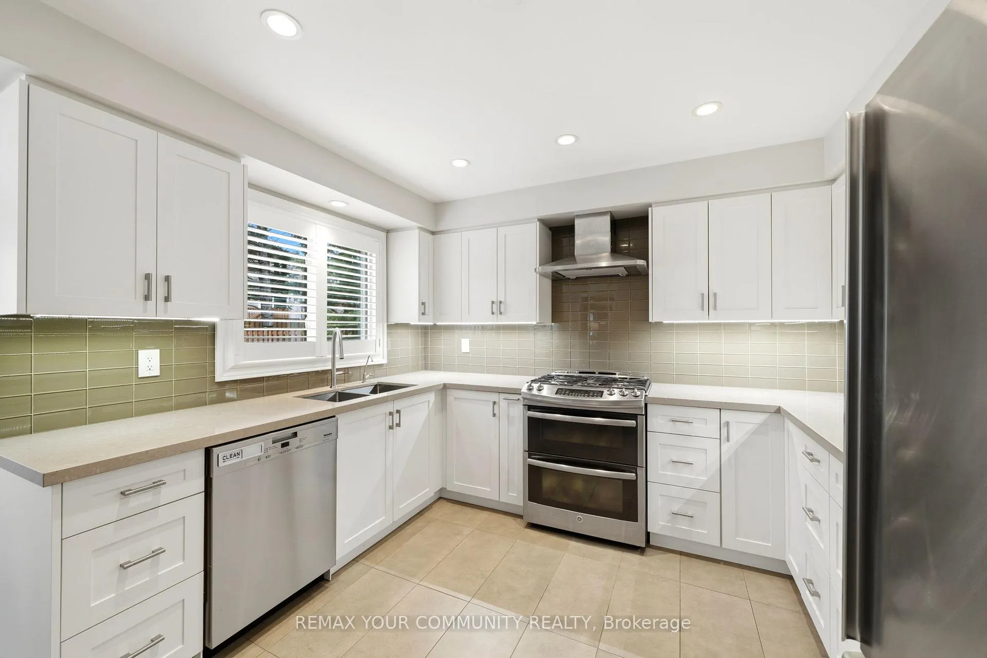Photo 11 of 29 McGee Crescent, Aurora, Aurora Highlands — HOMEH