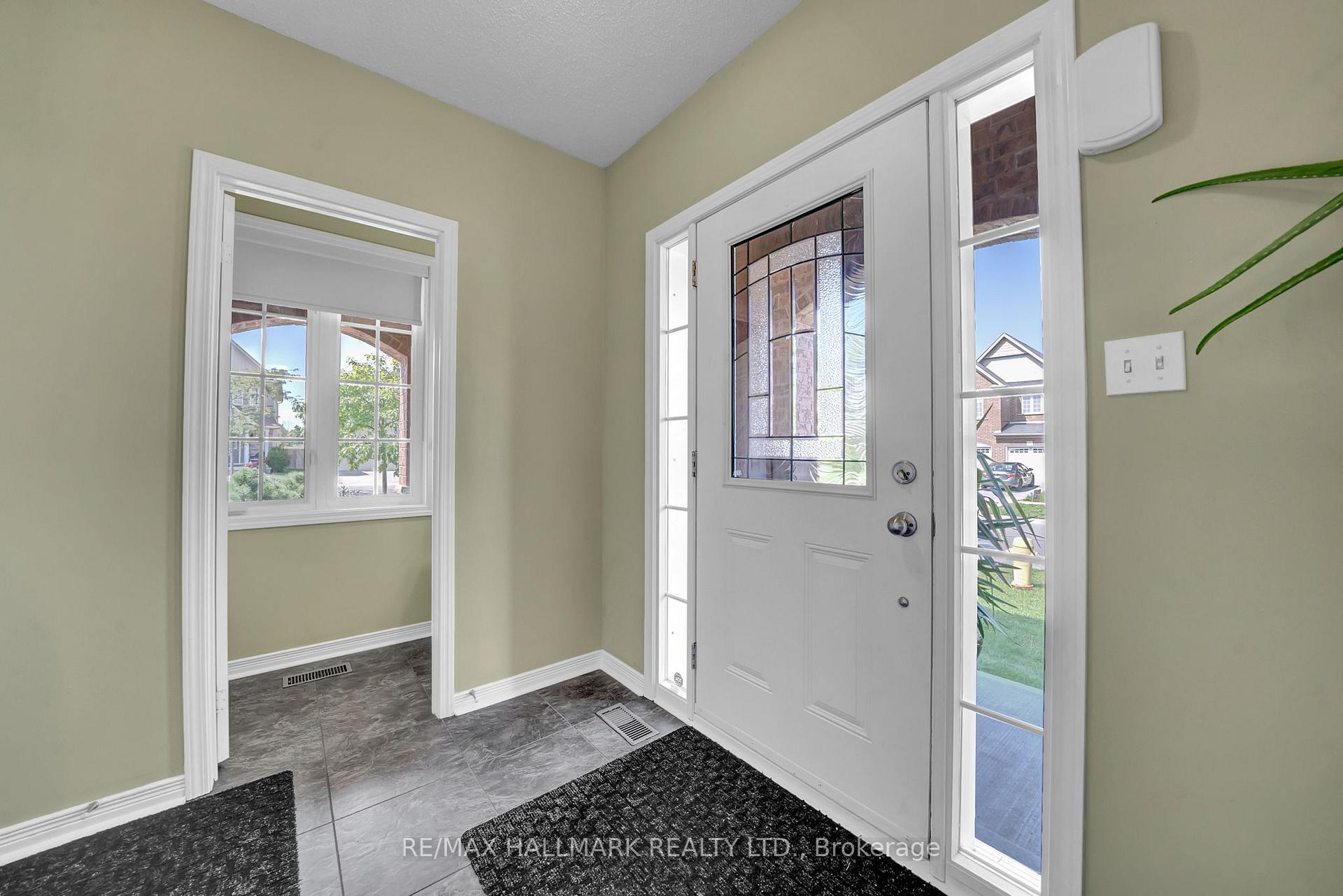 Photo 4 of 35 Westover Drive, Clarington, Bowmanville — HOMEH