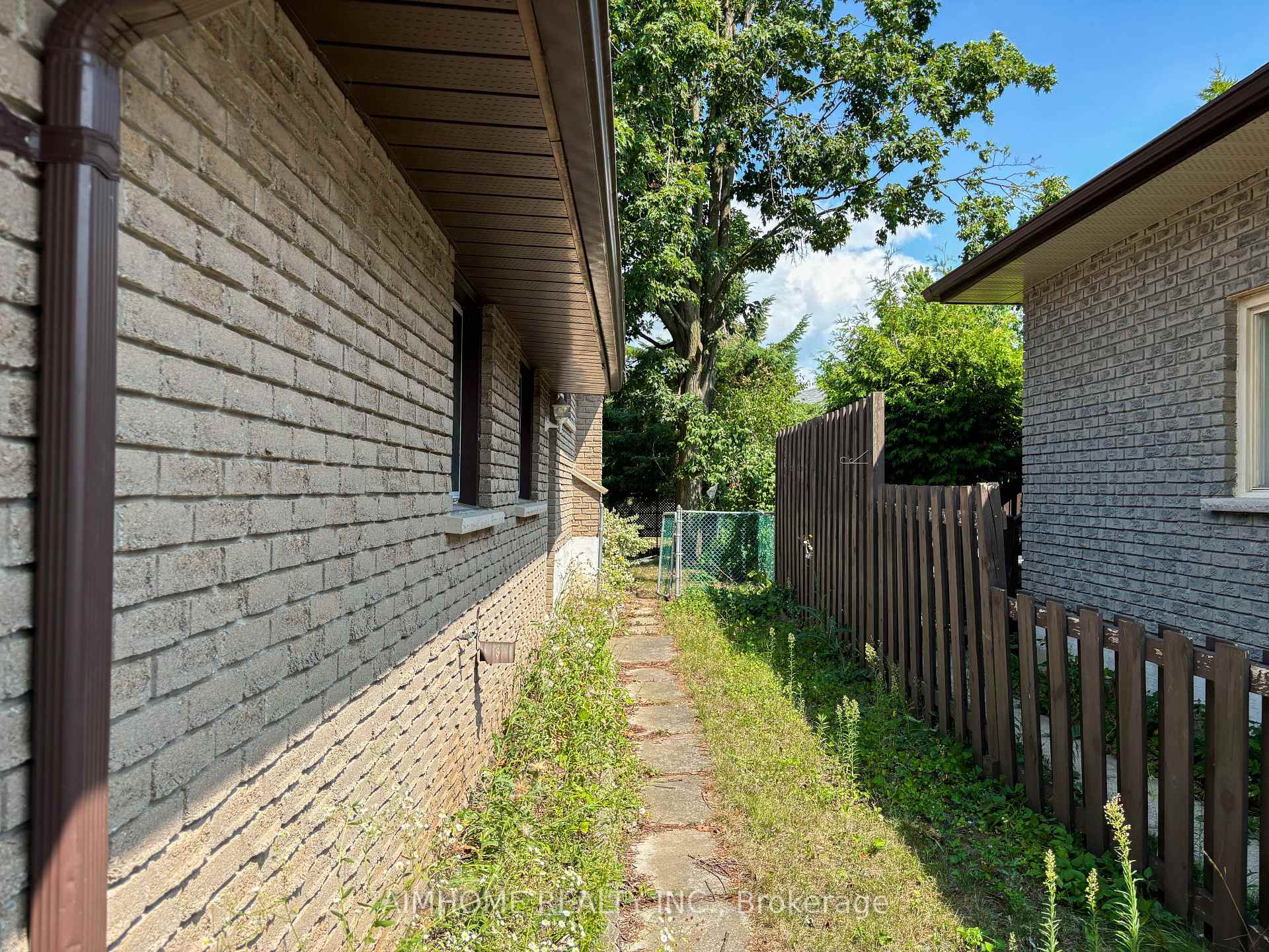 Photo 2 of 11 Redwood Court, Barrie, Grove East — HOMEH