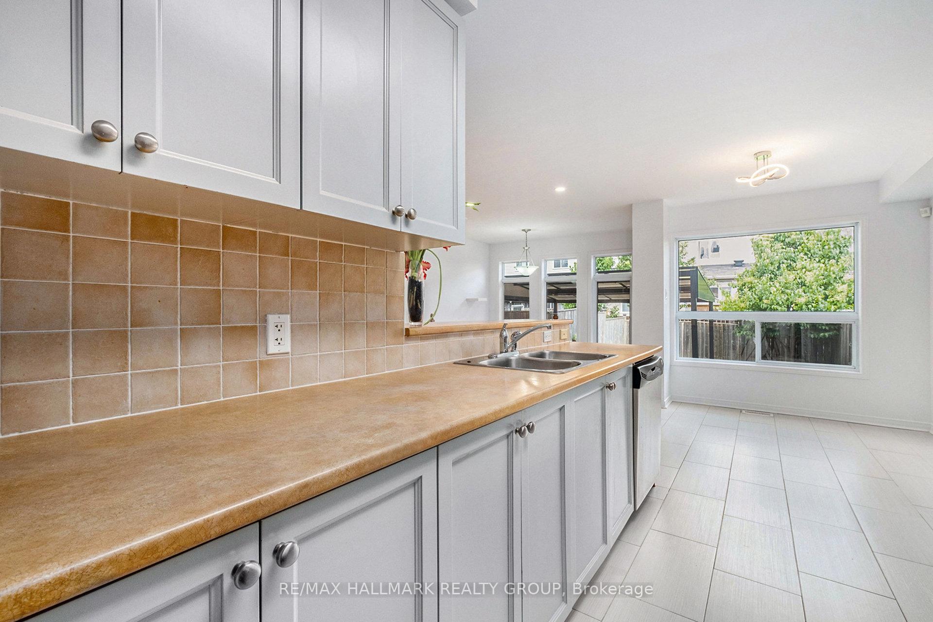 Photo 8 of 121 Prem Circle, Ottawa, Barrhaven - Cedargrove/Fraserdale — HOMEH