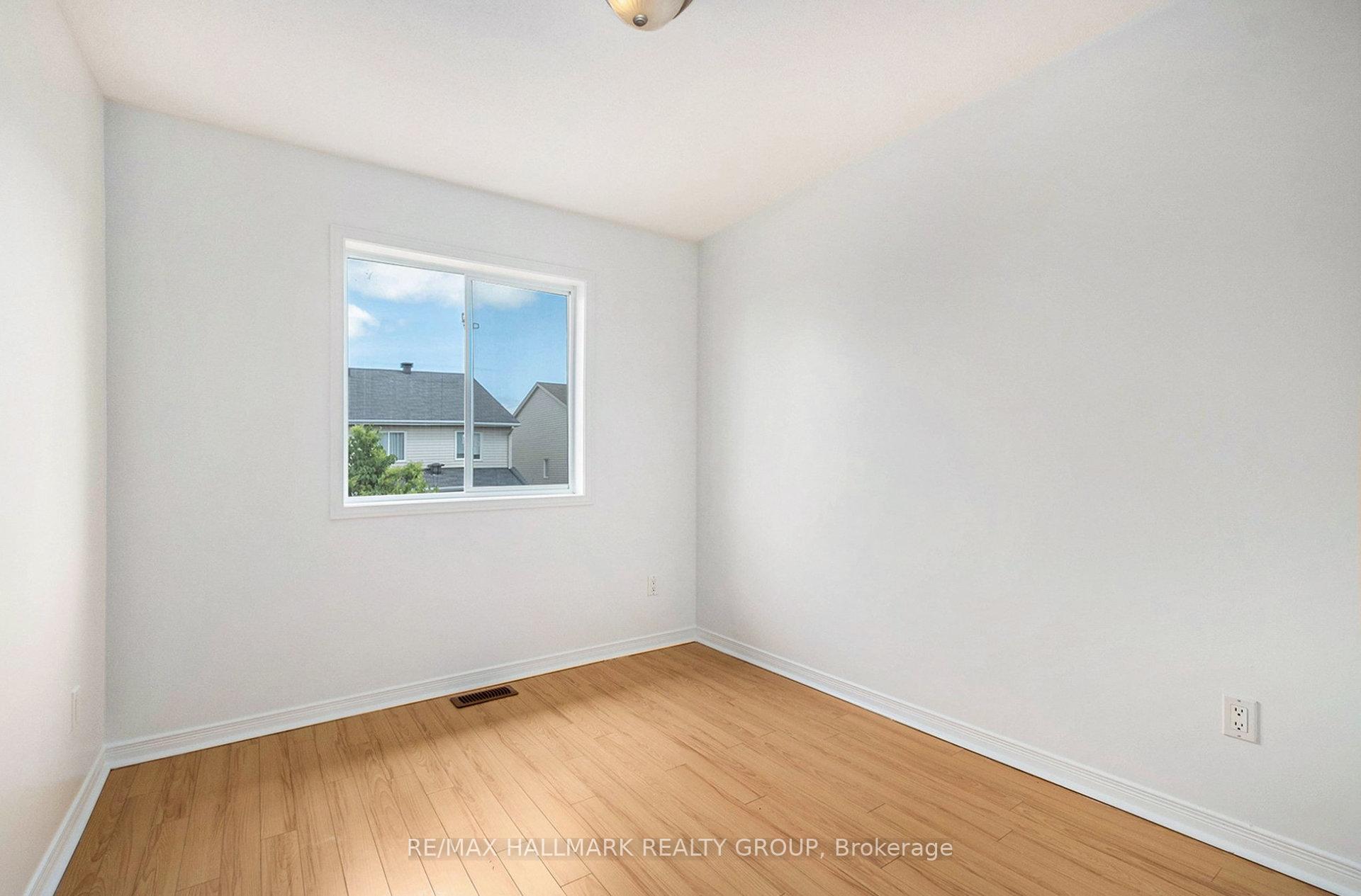 Photo 12 of 121 Prem Circle, Ottawa, Barrhaven - Cedargrove/Fraserdale — HOMEH