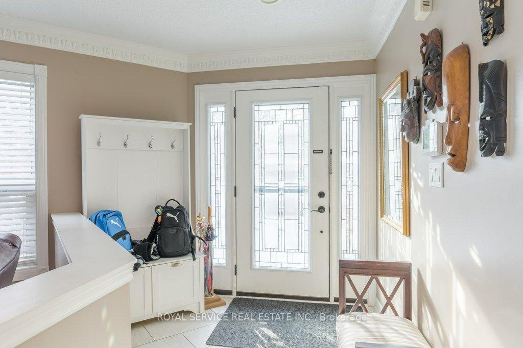 Photo 4 of 1020 Fraser Court, Cobourg — HOMEH
