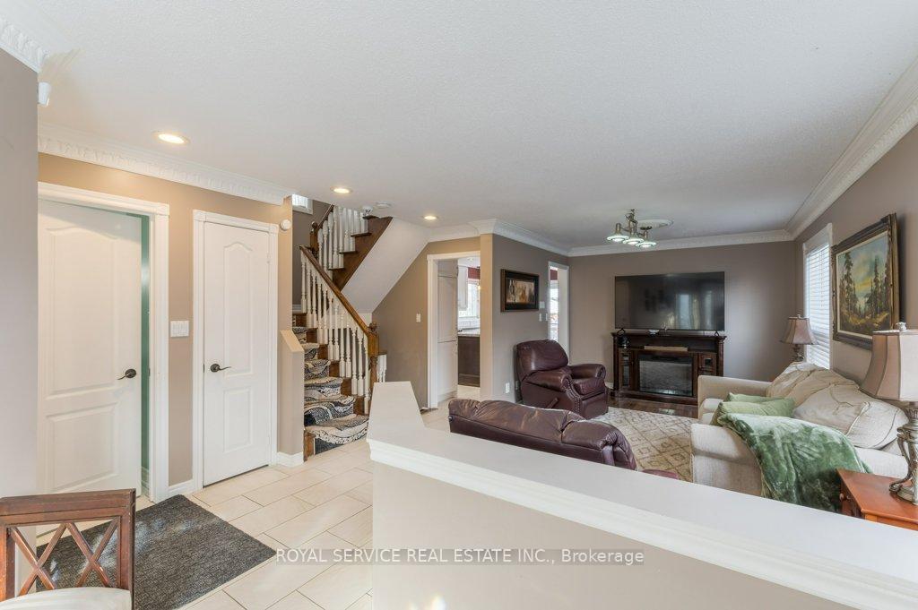 Photo 5 of 1020 Fraser Court, Cobourg — HOMEH