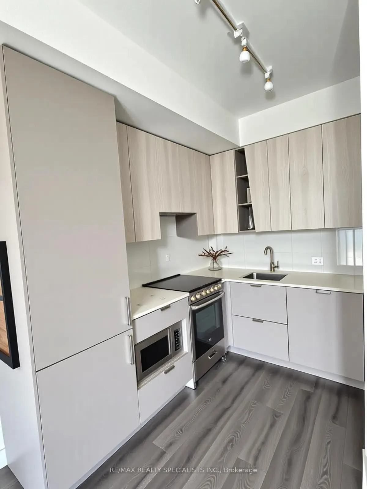 Front of Unit 1010, 3883 Quartz Road