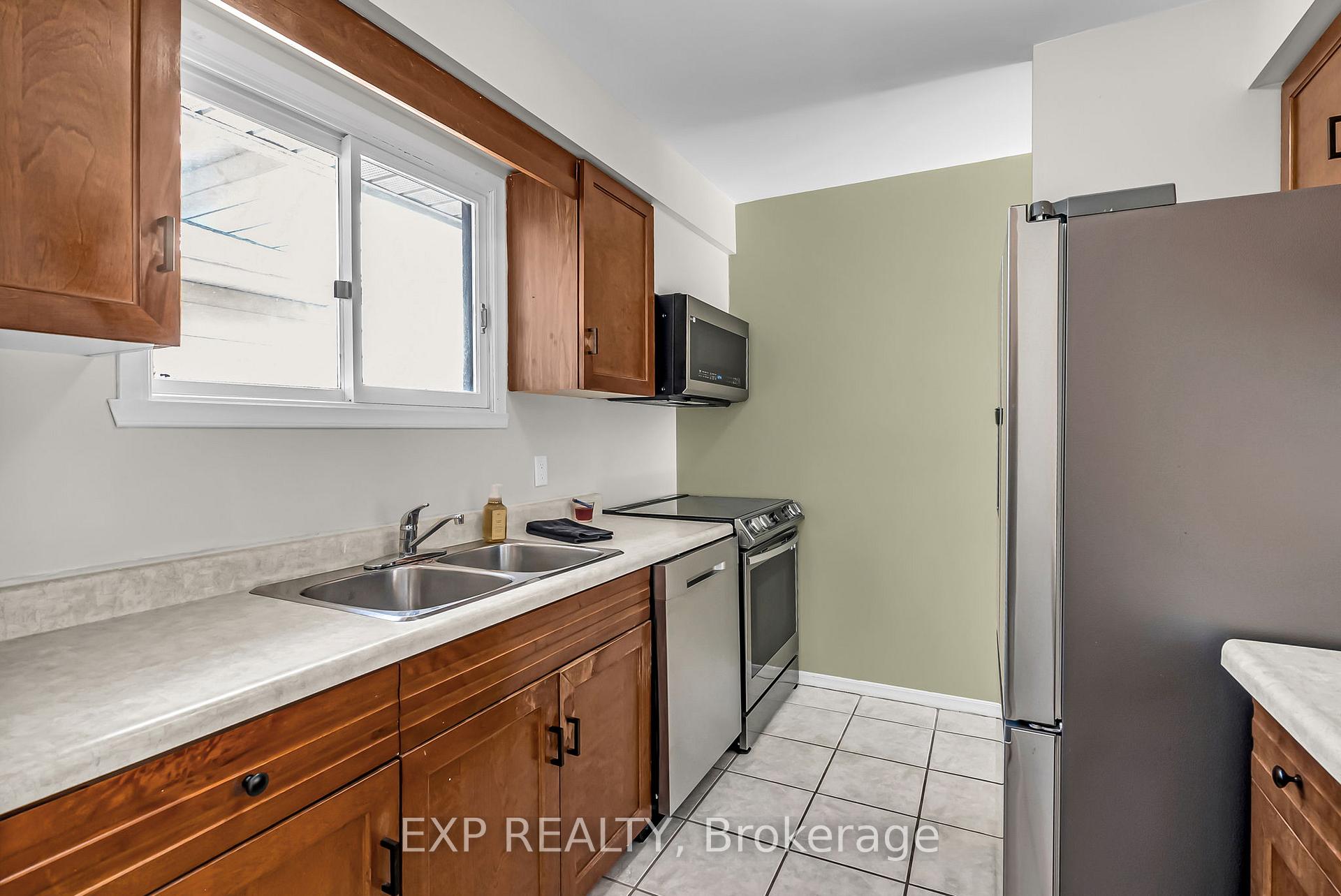 Photo 3 of 660 Champlain Drive, Cornwall — HOMEH
