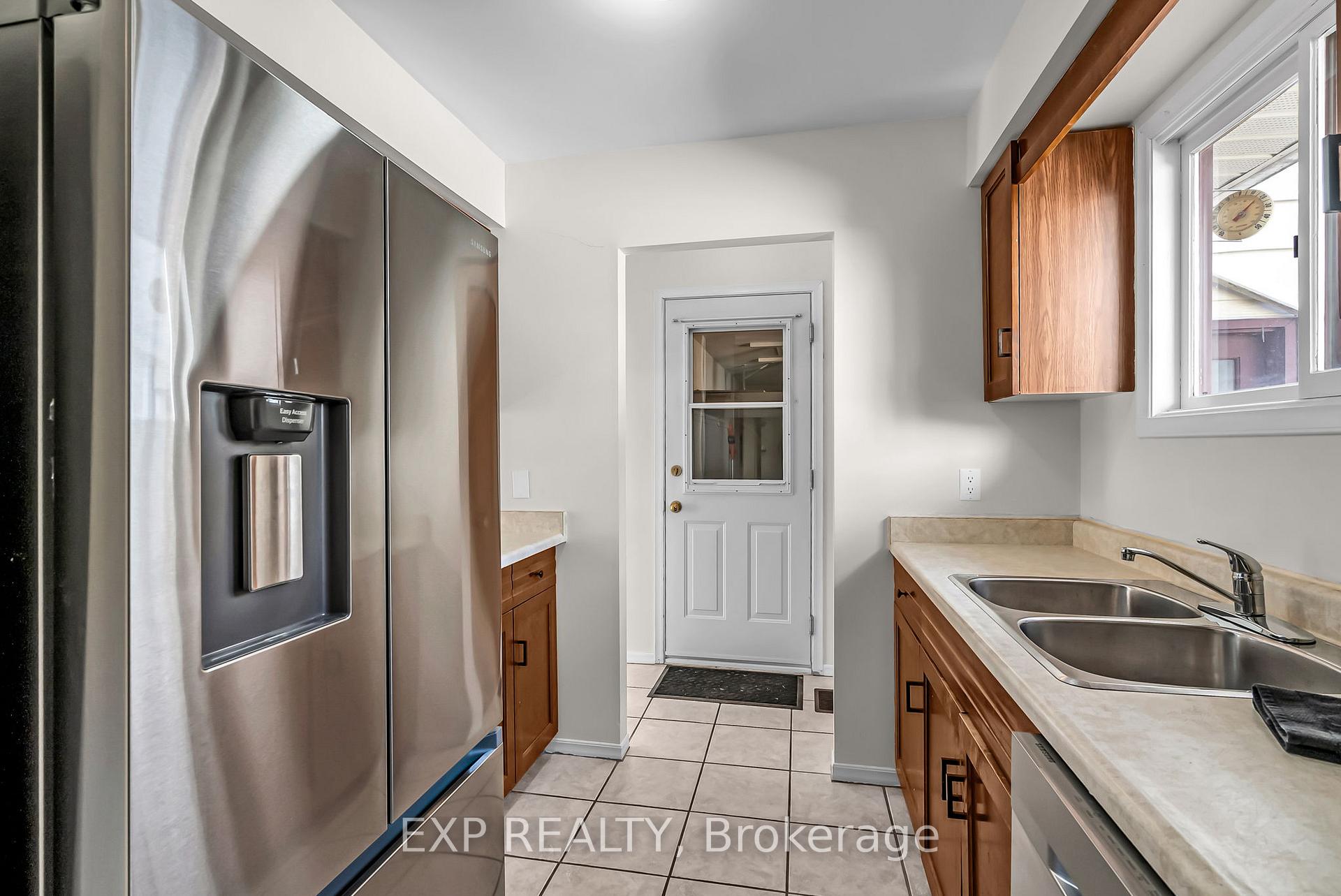 Photo 5 of 660 Champlain Drive, Cornwall — HOMEH