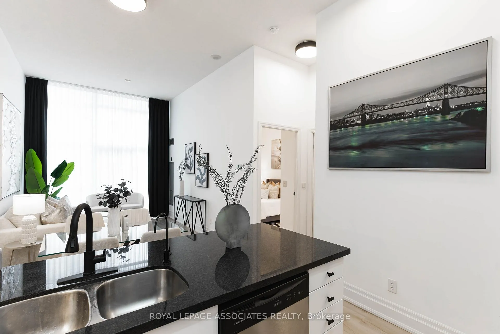 Photo 6 of Unit 101, 111 Upper Duke Crescent, Markham, Unionville — HOMEH