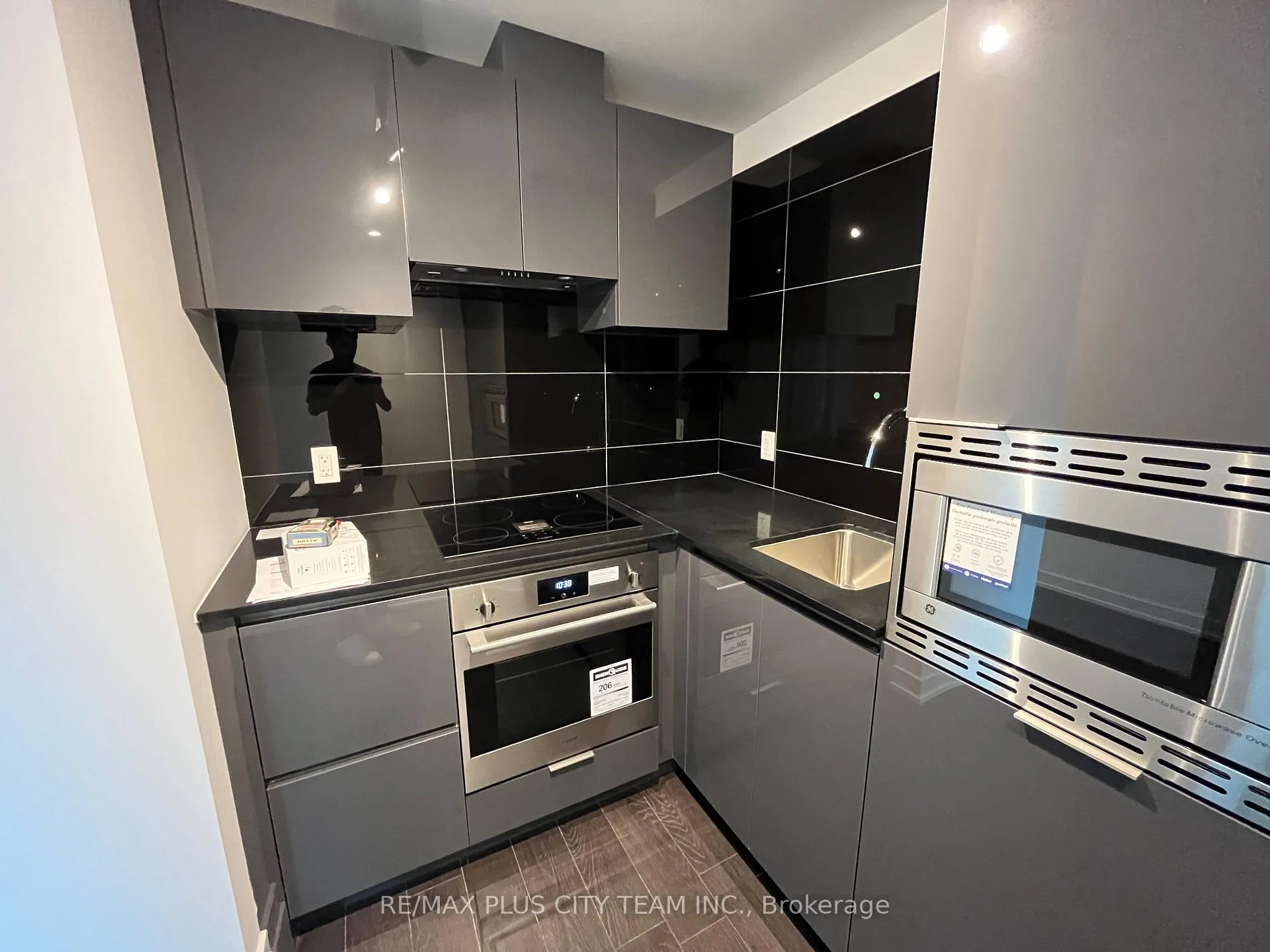 Photo 4 of Unit 1008, 238 Simcoe Street, Toronto, Kensington-Chinatown — HOMEH
