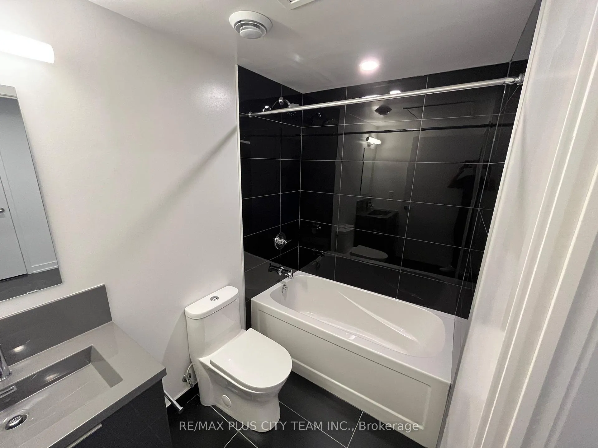 Photo 11 of Unit 1008, 238 Simcoe Street, Toronto, Kensington-Chinatown — HOMEH