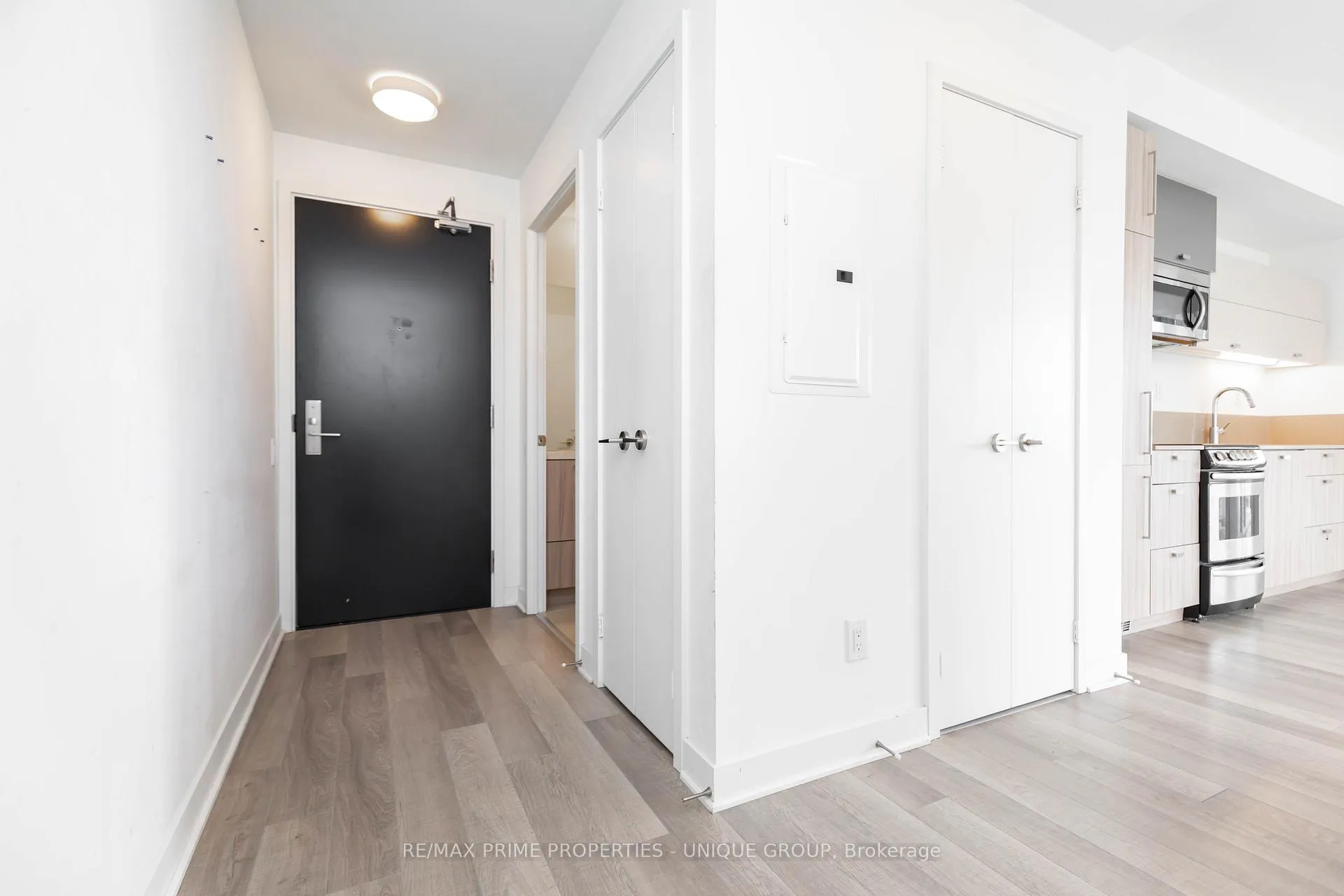 Photo 2 of Unit 1605, 290 Adelaide Street, Toronto, Waterfront Communities — HOMEH
