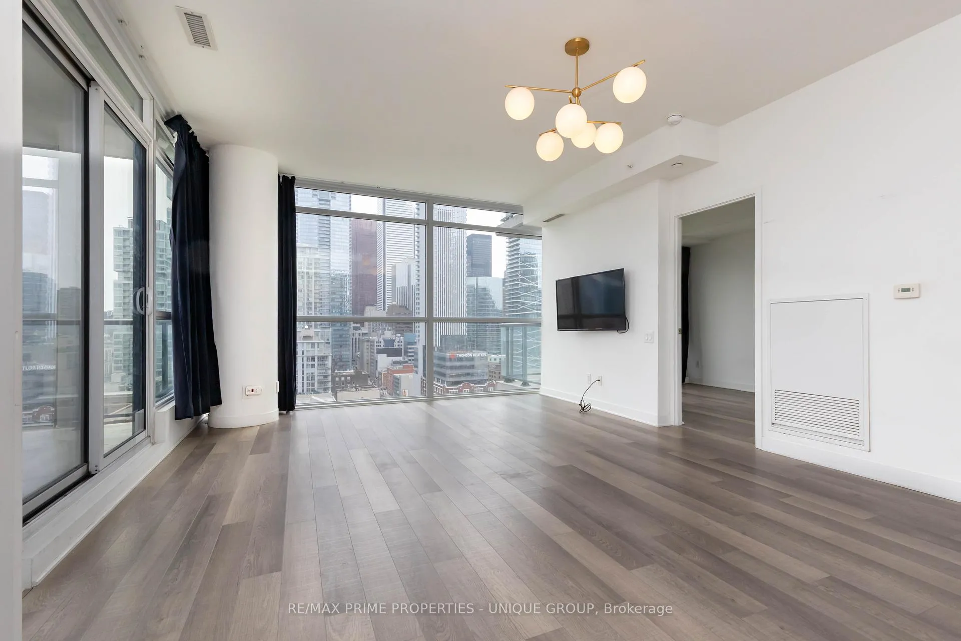 Photo 4 of Unit 1605, 290 Adelaide Street, Toronto, Waterfront Communities — HOMEH