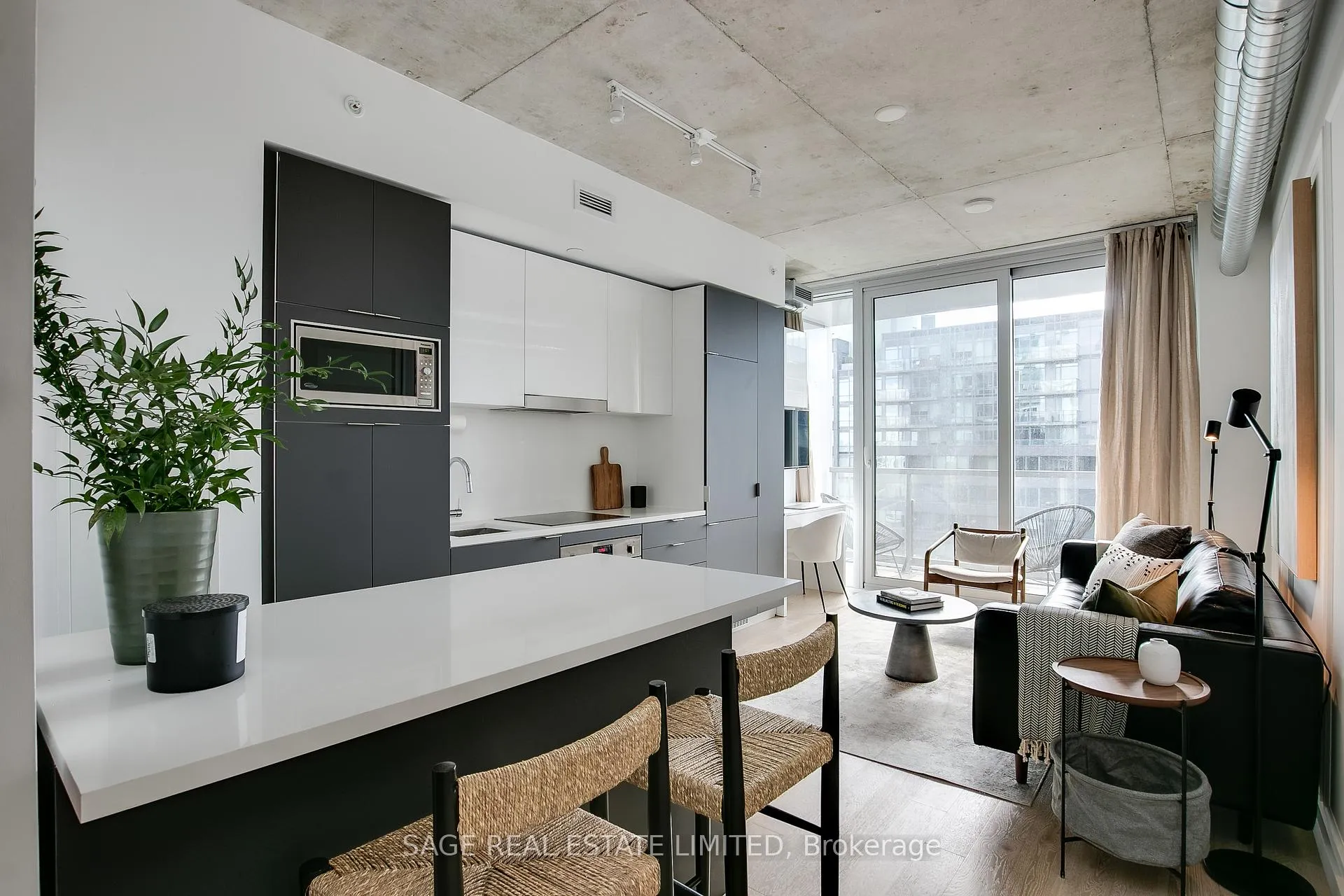 Front of Unit 807, 170 Bayview Avenue