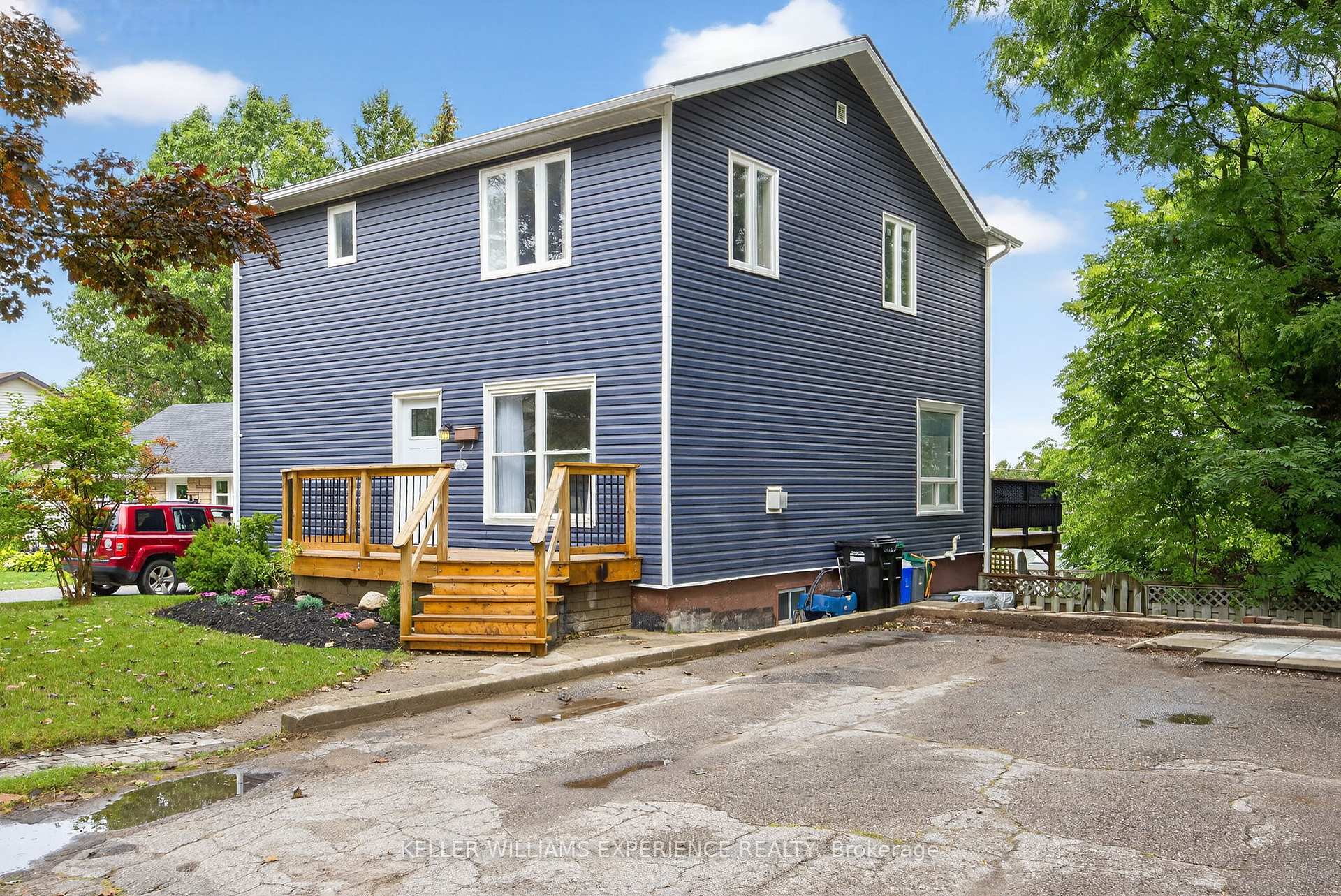 Photo 3 of 18 Murray Street, Barrie, Allandale Heights — HOMEH