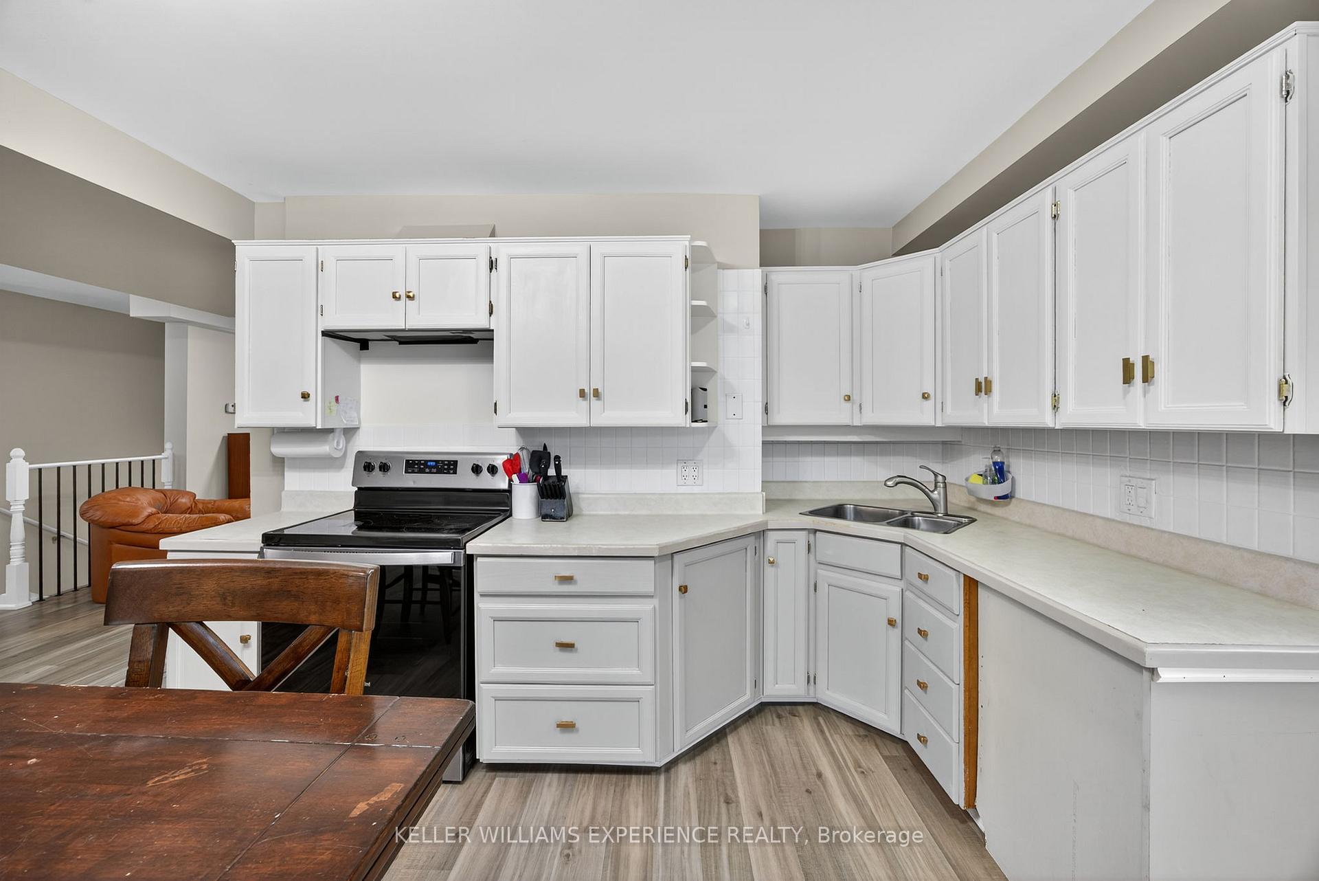 Photo 10 of 18 Murray Street, Barrie, Allandale Heights — HOMEH
