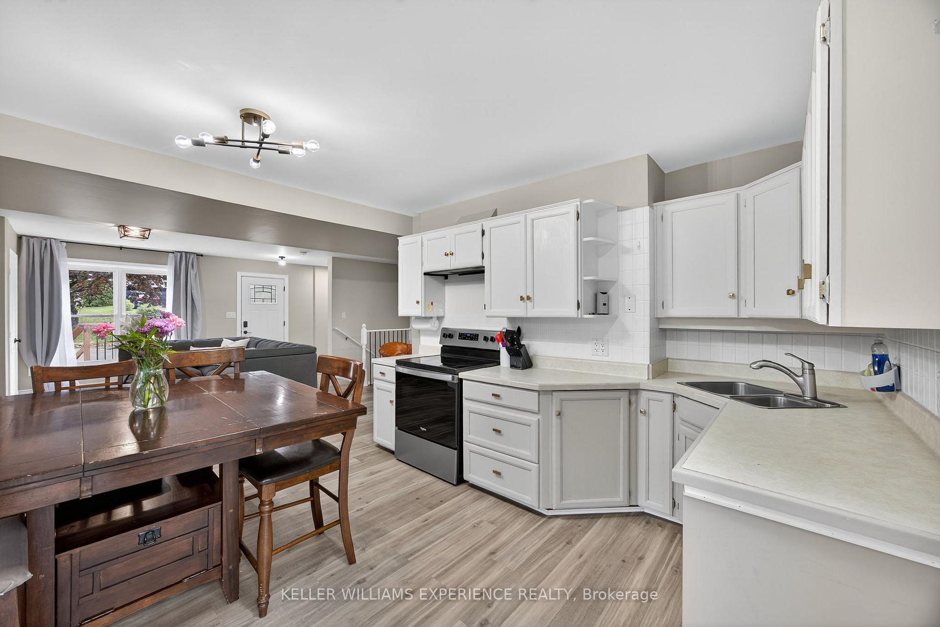 Photo 11 of 18 Murray Street, Barrie, Allandale Heights — HOMEH
