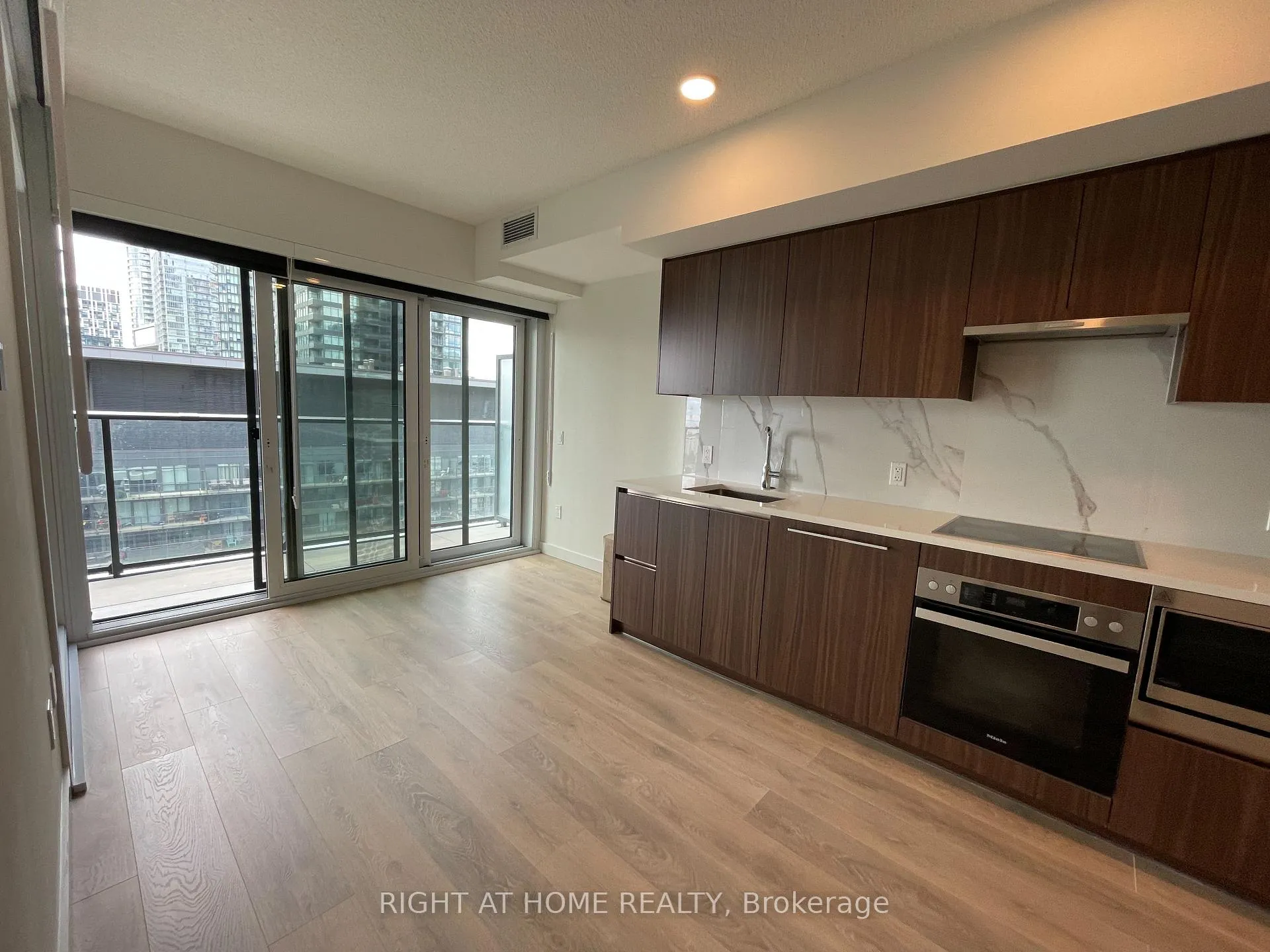 Photo 7 of Unit 2012, 3 Concord Cityplace Way, Toronto, Waterfront Communities — HOMEH
