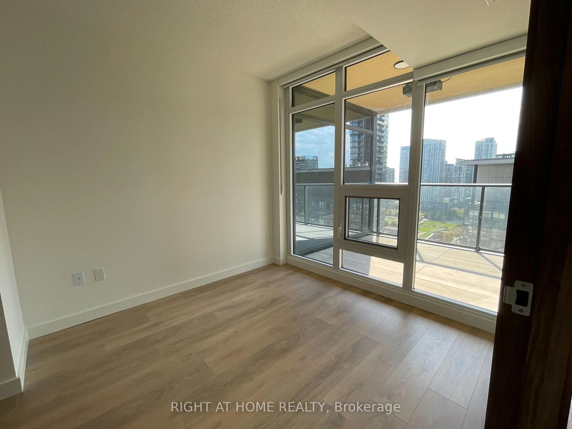 Photo 8 of Unit 2012, 3 Concord Cityplace Way, Toronto, Waterfront Communities — HOMEH