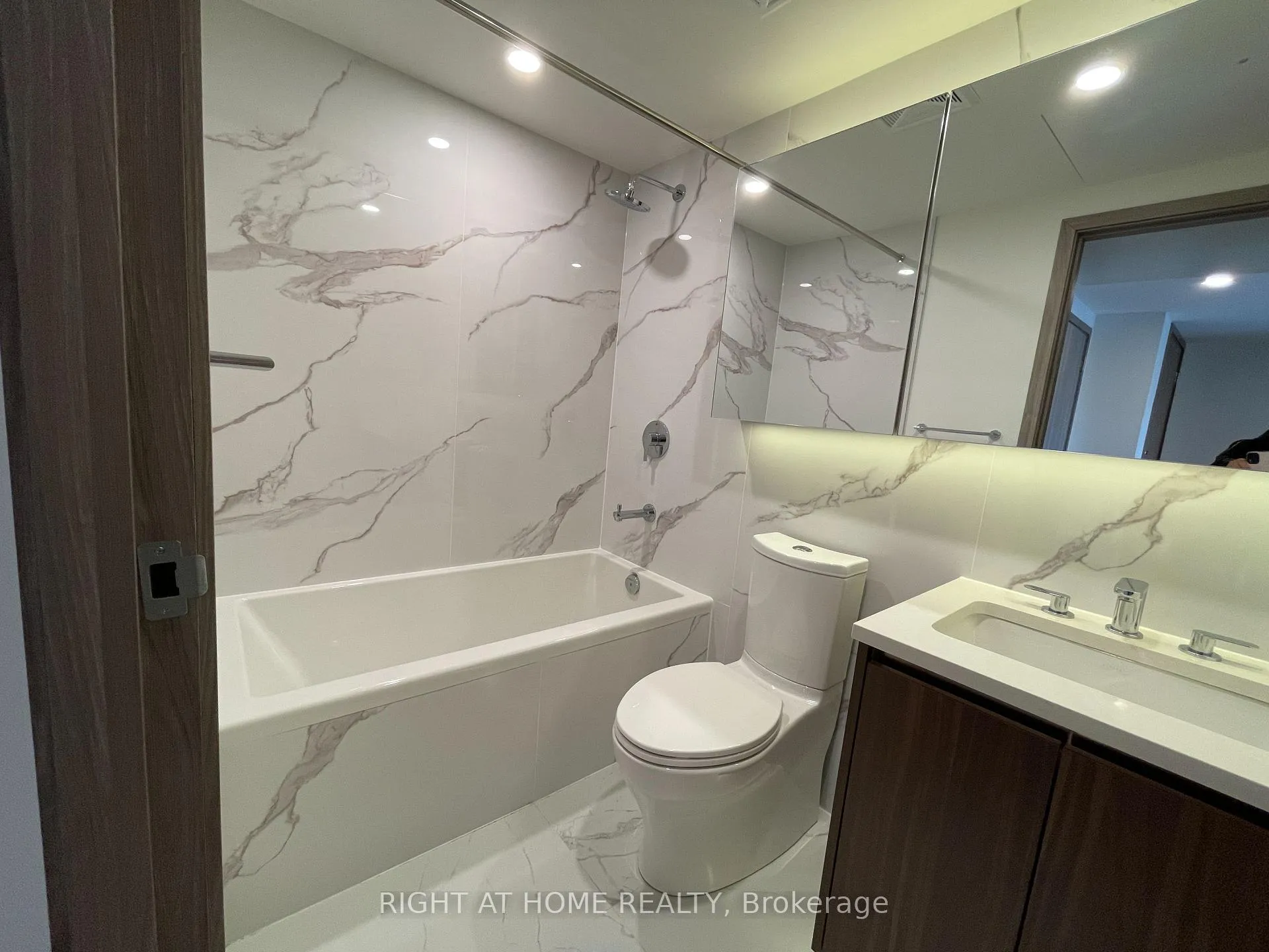 Photo 10 of Unit 2012, 3 Concord Cityplace Way, Toronto, Waterfront Communities — HOMEH
