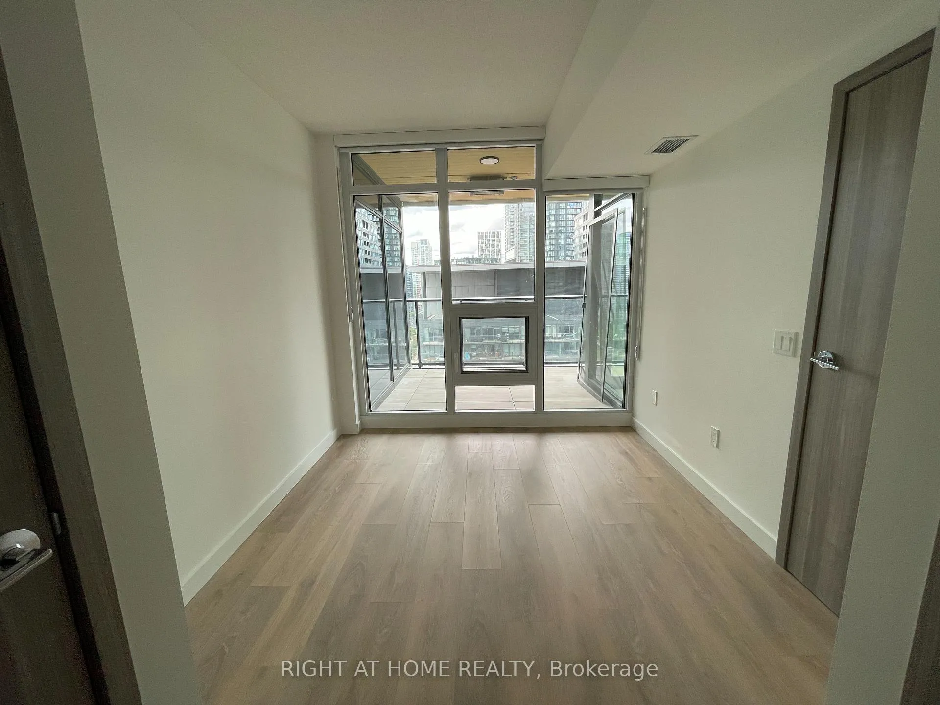 Photo 14 of Unit 2012, 3 Concord Cityplace Way, Toronto, Waterfront Communities — HOMEH