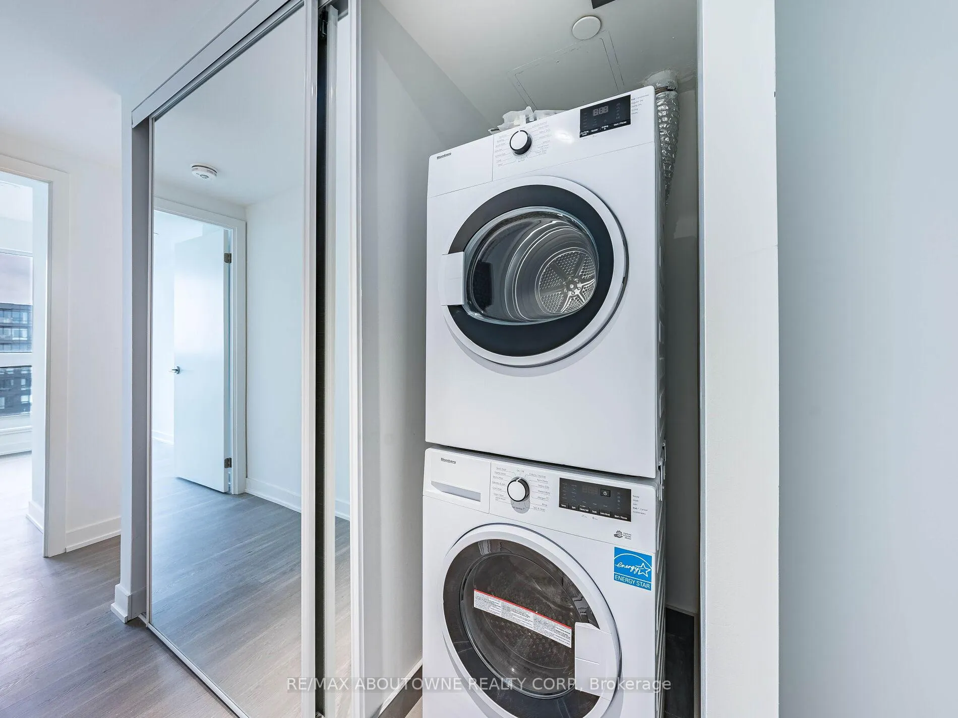 Photo 32 of Unit 4703, 8 Wellesley Street W, Toronto, Bay Street Corridor — HOMEH