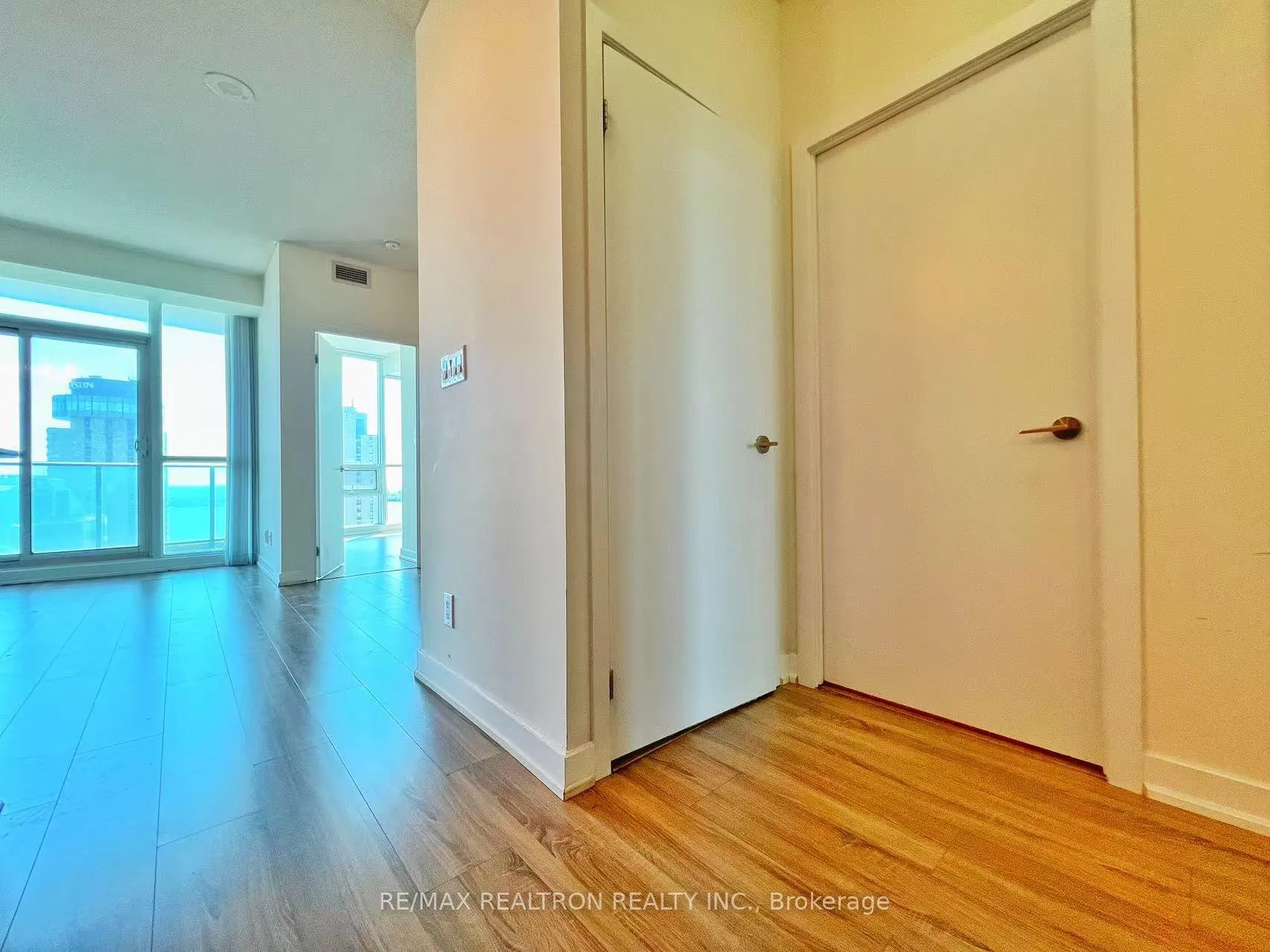 Photo 4 of Unit 2809, 18 Harbour Street, Toronto, Waterfront Communities — HOMEH