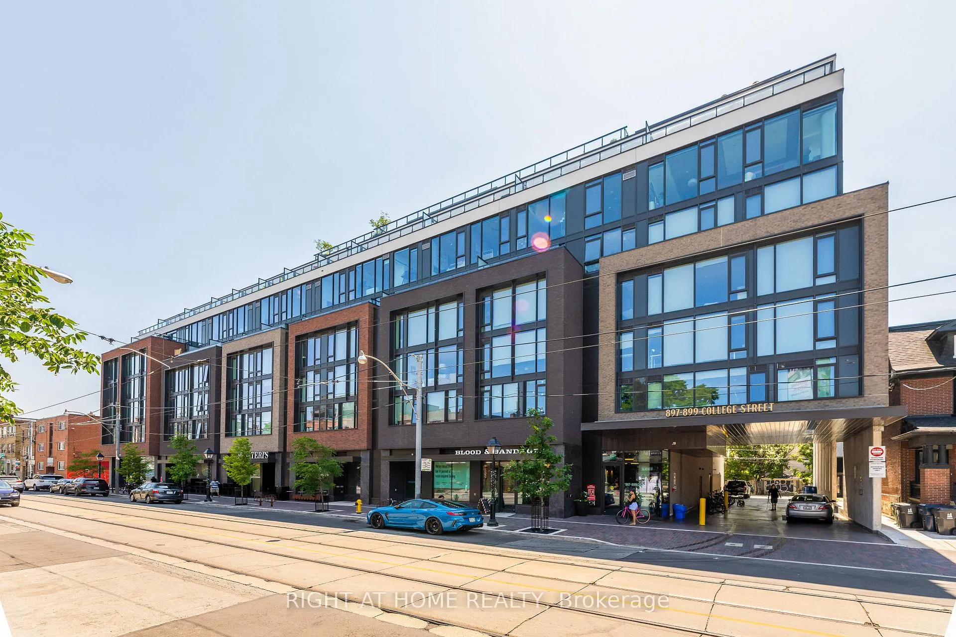 Front of Unit 419, 897 College Street W