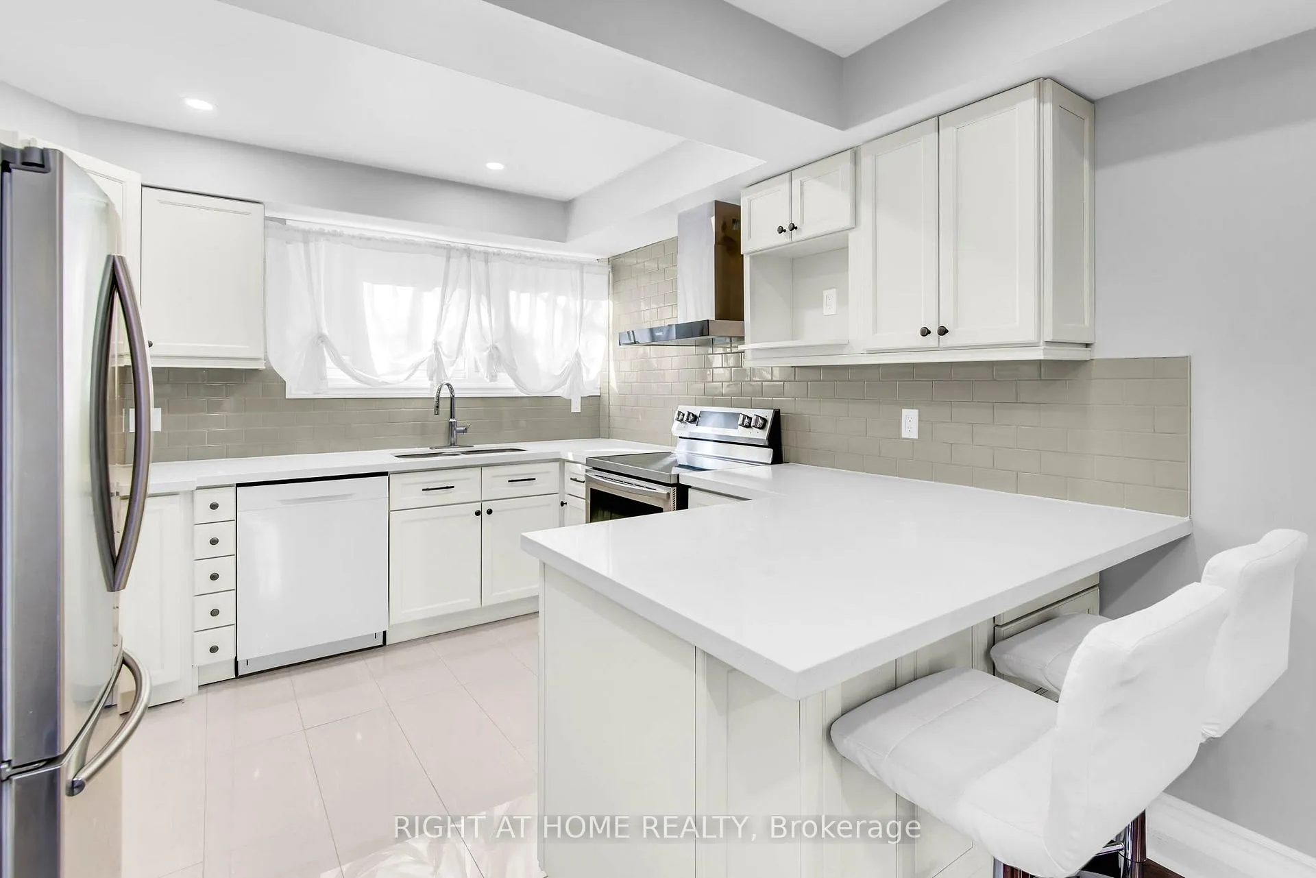 Photo 4 of Unit 13, 2716 St Clair Avenue E, Toronto, O'Connor-Parkview — HOMEH
