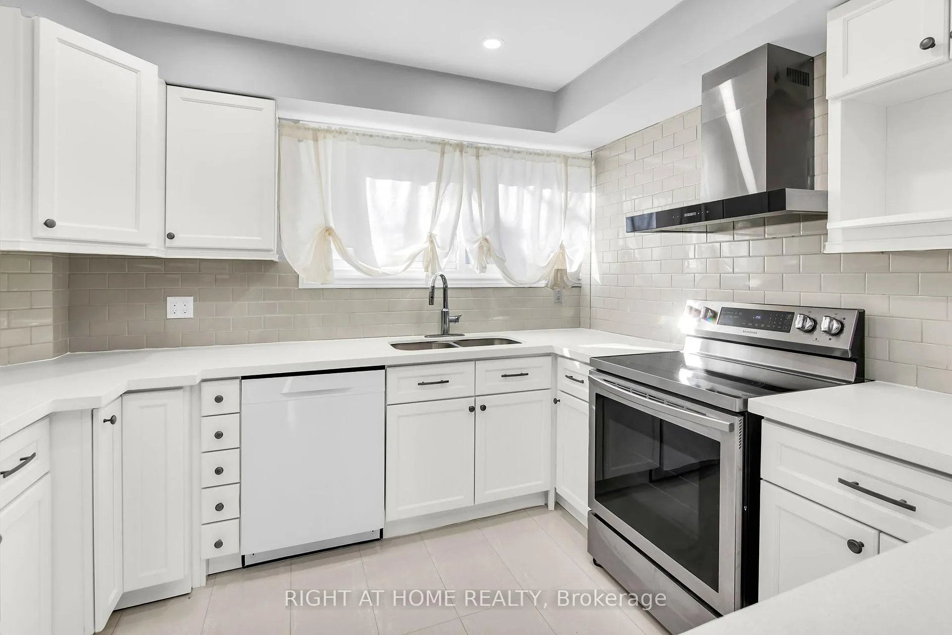 Photo 5 of Unit 13, 2716 St Clair Avenue E, Toronto, O'Connor-Parkview — HOMEH