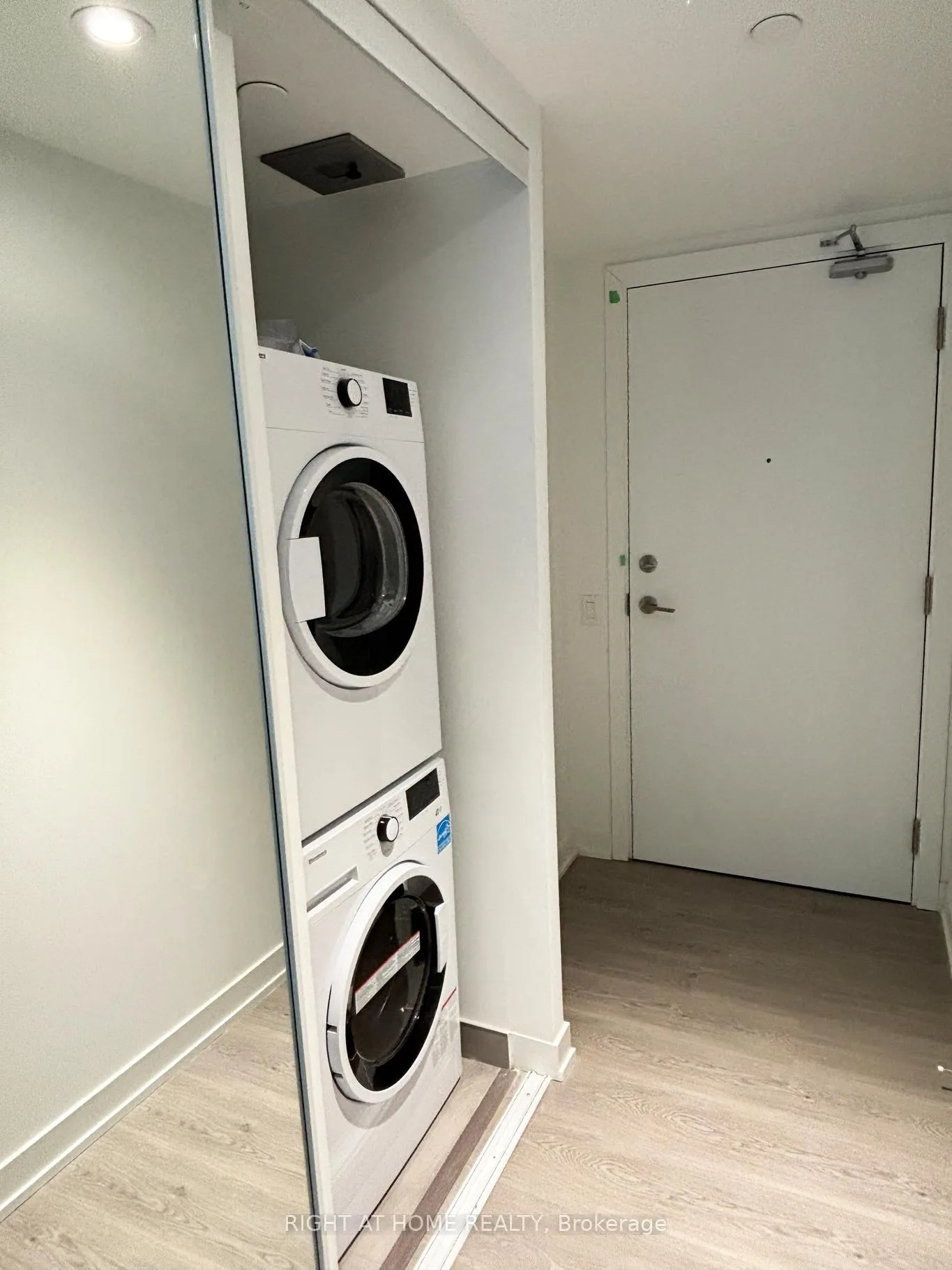 Photo 3 of Unit 2903, 8 Wellesley Street W, Toronto, Bay Street Corridor — HOMEH