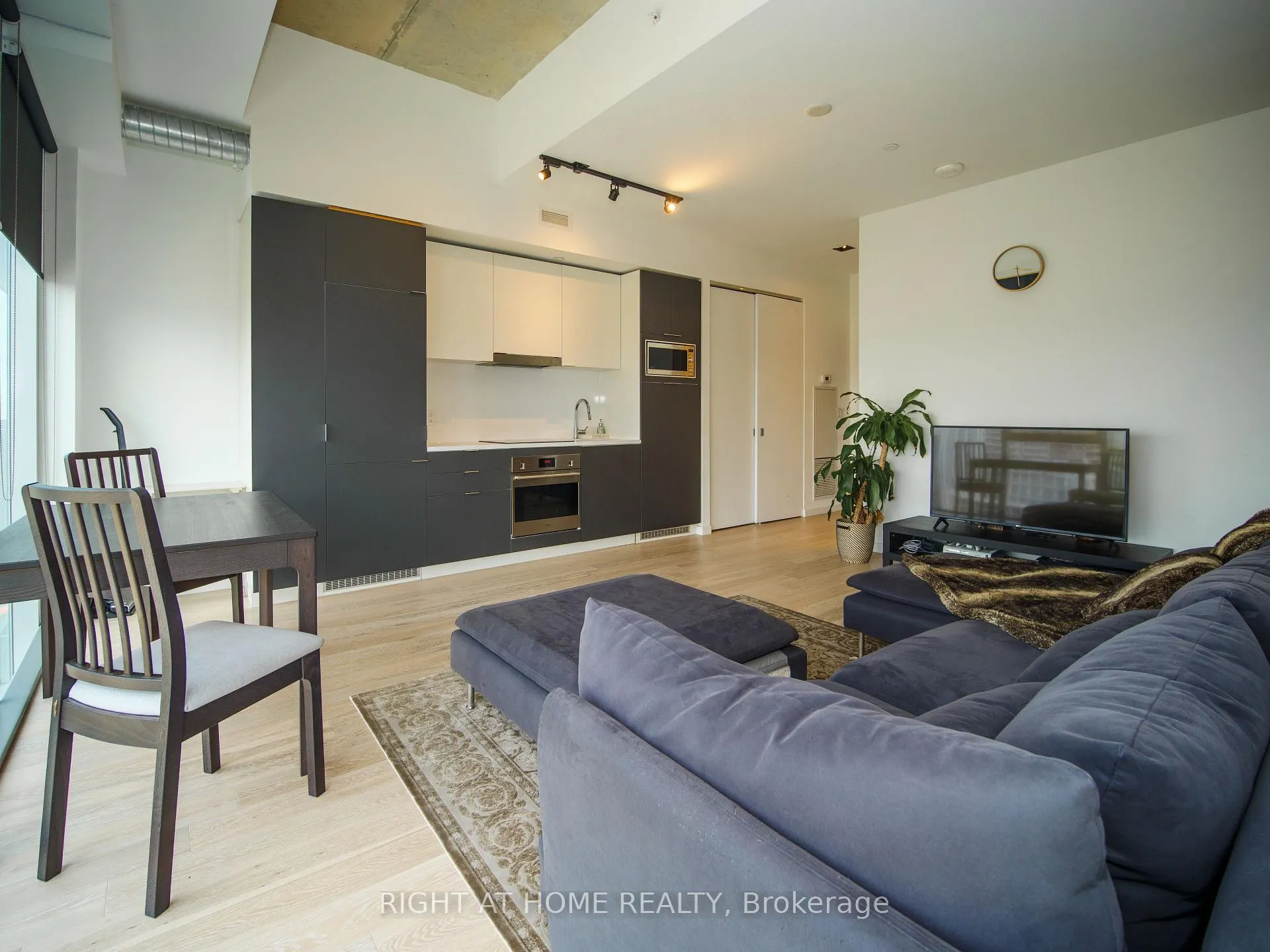 Photo 7 of Unit 1209, 170 Bayview Avenue, Toronto, Waterfront Communities — HOMEH