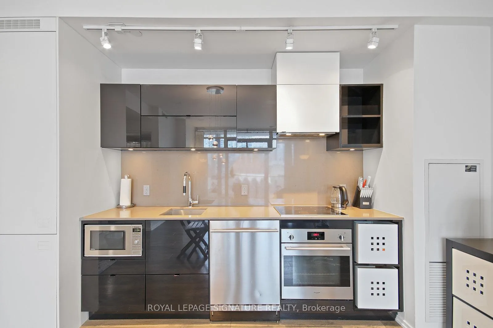 Photo 4 of Unit 808, 125 Peter Street, Toronto, Waterfront Communities — HOMEH