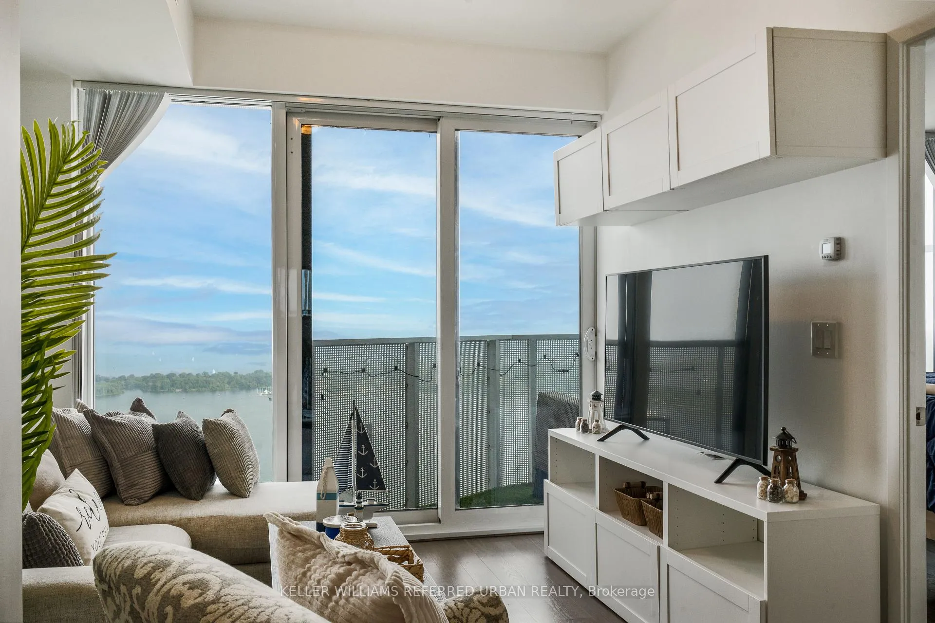 Photo 2 of Unit 6709, 88 Harbour Street, Toronto, Waterfront Communities — HOMEH