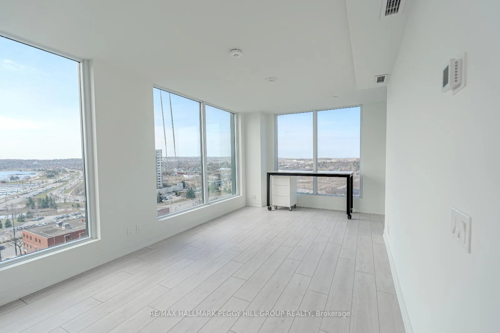 Photo 3 of Unit 1011, 39 Mary Street, Barrie, City Centre — HOMEH