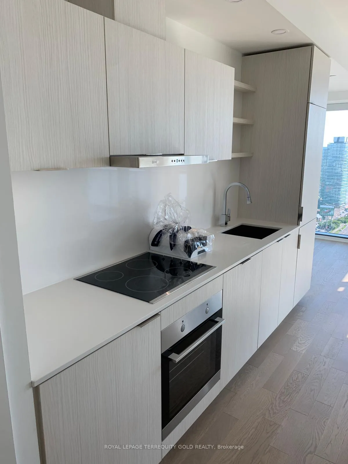 Photo 4 of Unit 3705, 16 Bonnycastle Street E, Toronto, Waterfront Communities — HOMEH