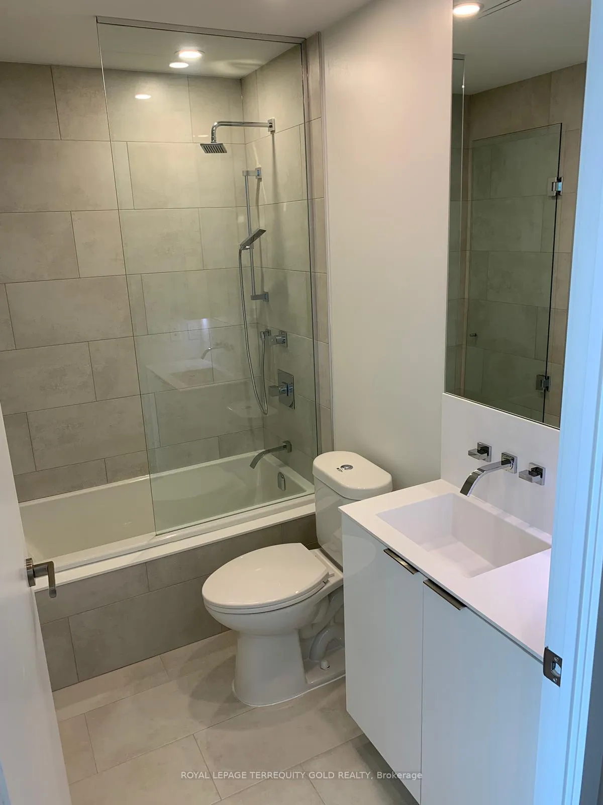 Photo 10 of Unit 3705, 16 Bonnycastle Street E, Toronto, Waterfront Communities — HOMEH